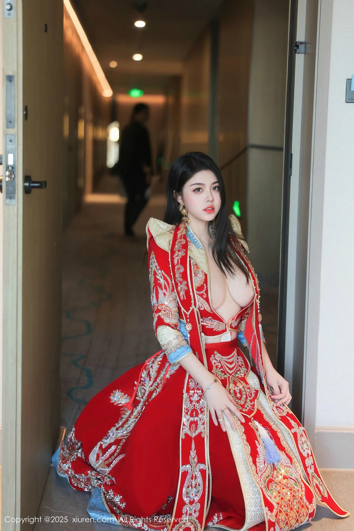 2kmn.vip_[XiuRen秀人网]No.9869_模特林若凡F性感红色新娘装配黑丝吊袜半脱秀丰腴身材诱惑写真76P