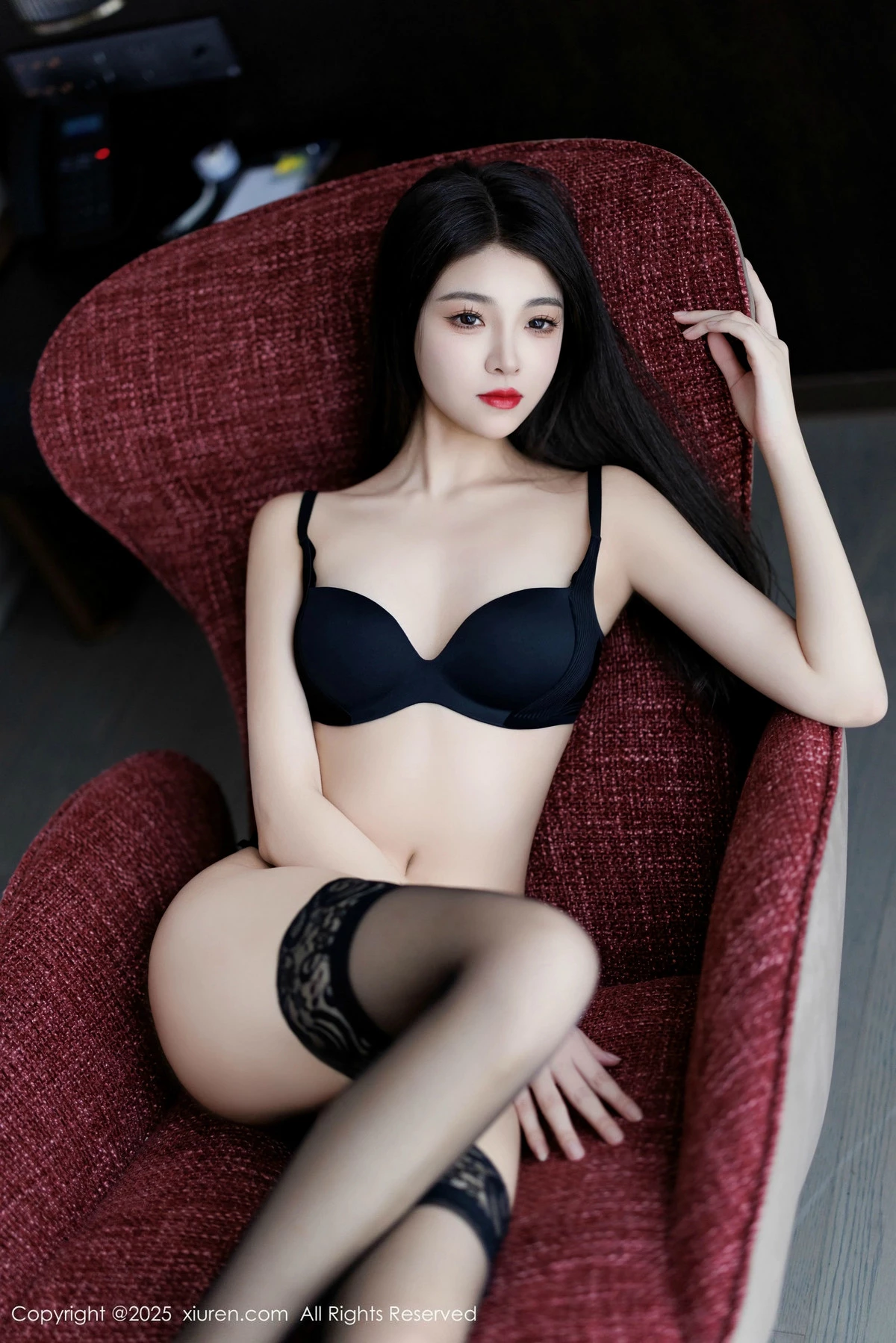 2kmn.vip_[XiuRen秀人网]No.9868_模特初梦瑶性感OL服饰露黑色内衣配黑丝袜秀完美身材诱惑写真83P