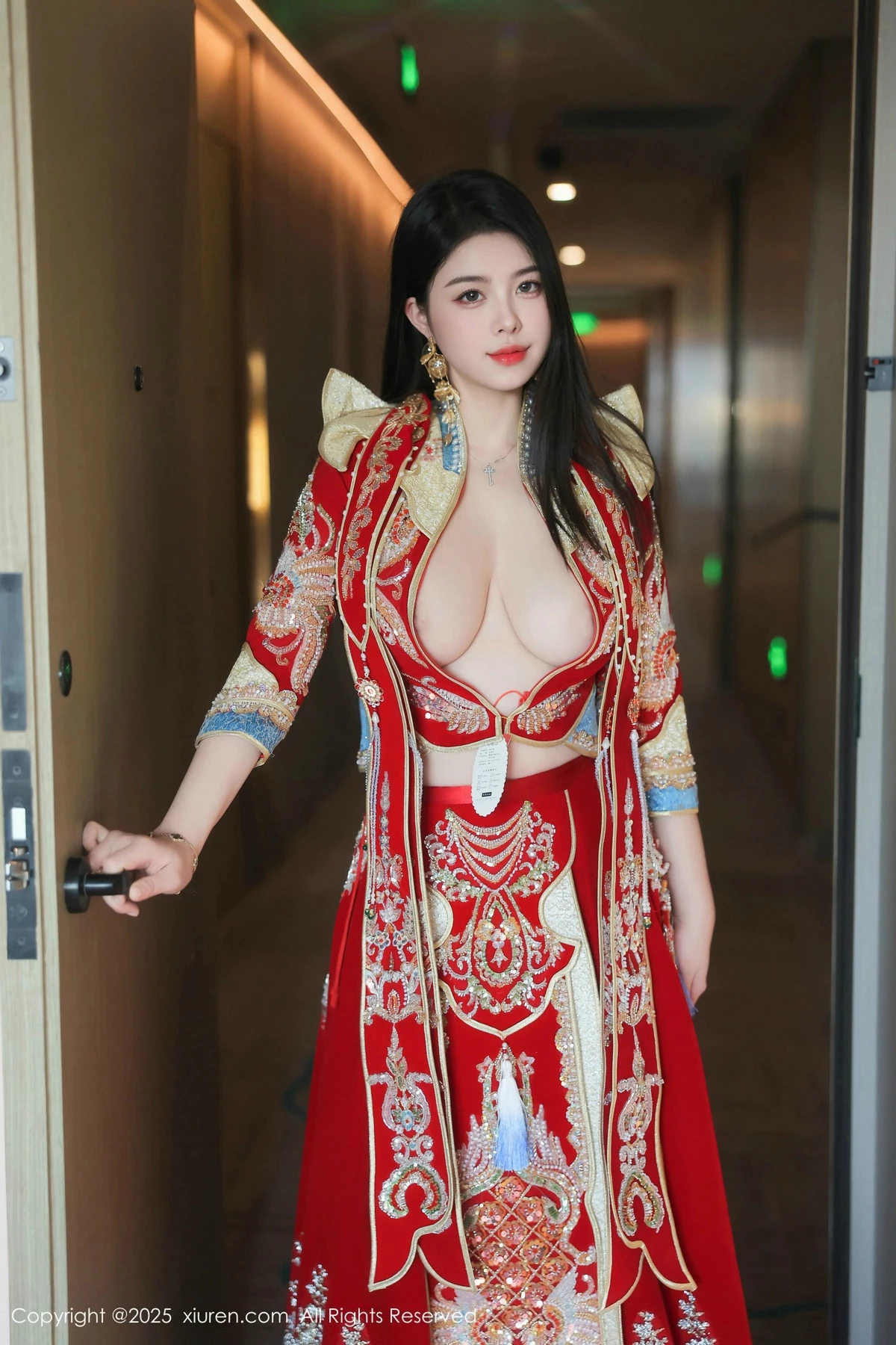 2kmn.vip_[XiuRen秀人网]No.9869_模特林若凡F性感红色新娘装配黑丝吊袜半脱秀丰腴身材诱惑写真76P