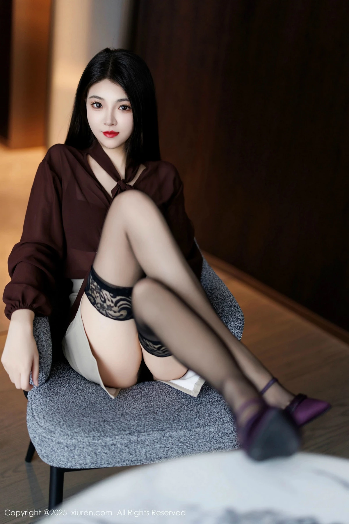 2kmn.vip_[XiuRen秀人网]No.9868_模特初梦瑶性感OL服饰露黑色内衣配黑丝袜秀完美身材诱惑写真83P