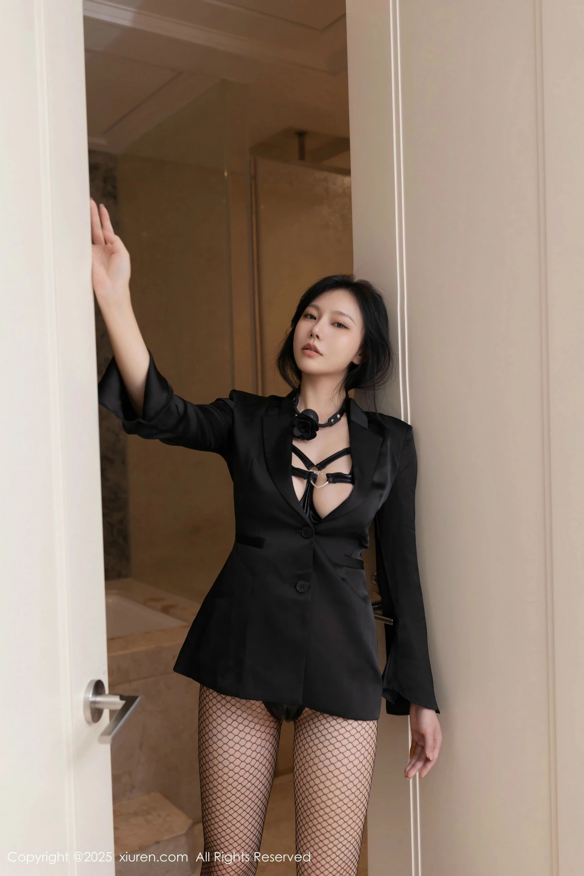 2kmn.vip_[XiuRen秀人网]No.9870_模特安然anran性感黑色情趣服饰配黑丝网袜秀曼妙身姿诱惑写真82P