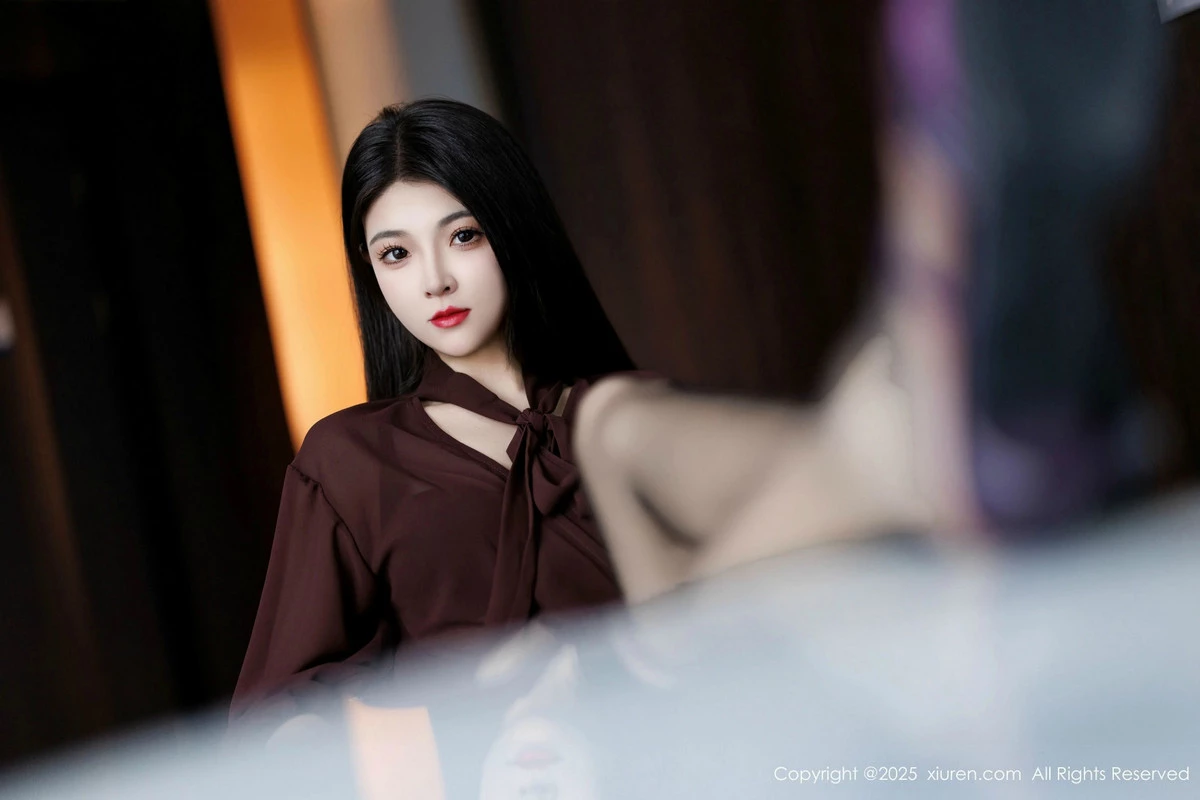 2kmn.vip_[XiuRen秀人网]No.9868_模特初梦瑶性感OL服饰露黑色内衣配黑丝袜秀完美身材诱惑写真83P