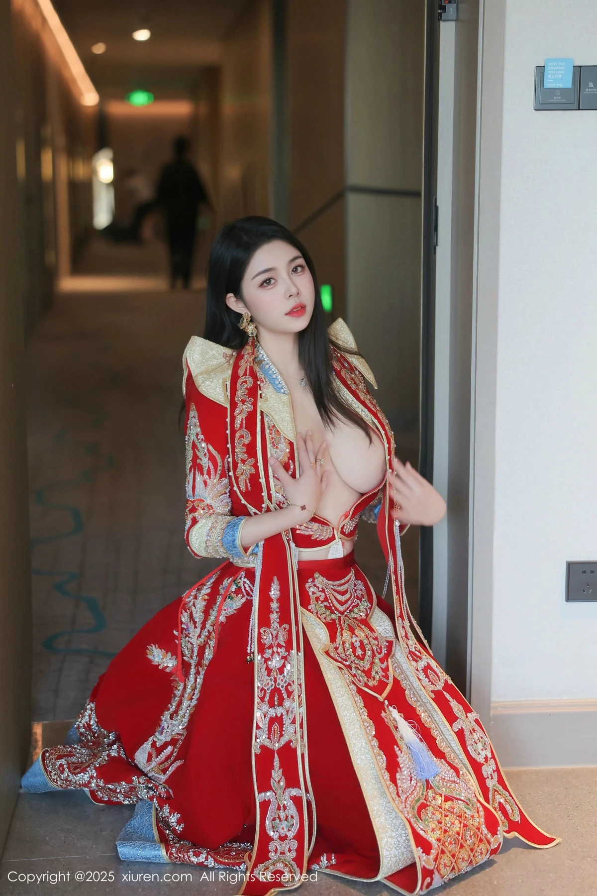 2kmn.vip_[XiuRen秀人网]No.9869_模特林若凡F性感红色新娘装配黑丝吊袜半脱秀丰腴身材诱惑写真76P