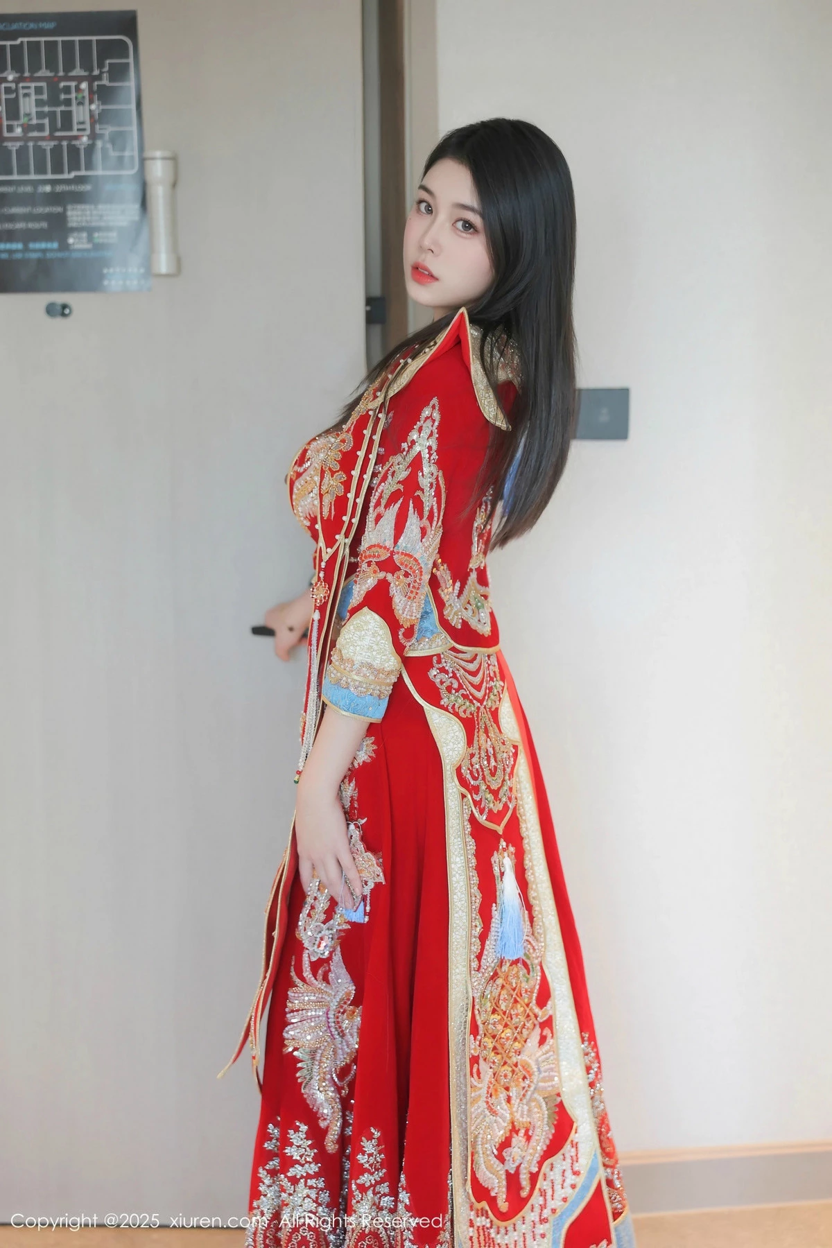 2kmn.vip_[XiuRen秀人网]No.9869_模特林若凡F性感红色新娘装配黑丝吊袜半脱秀丰腴身材诱惑写真76P