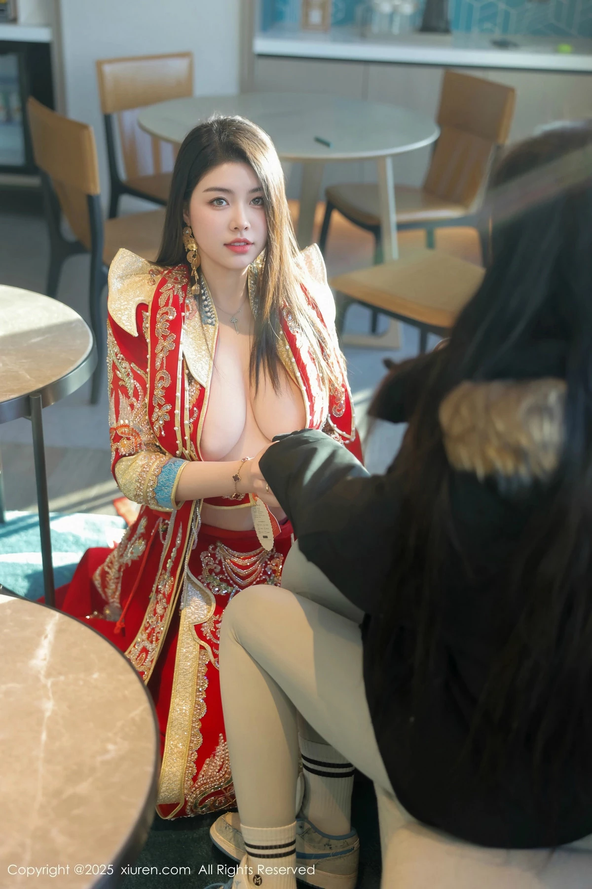 2kmn.vip_[XiuRen秀人网]No.9869_模特林若凡F性感红色新娘装配黑丝吊袜半脱秀丰腴身材诱惑写真76P