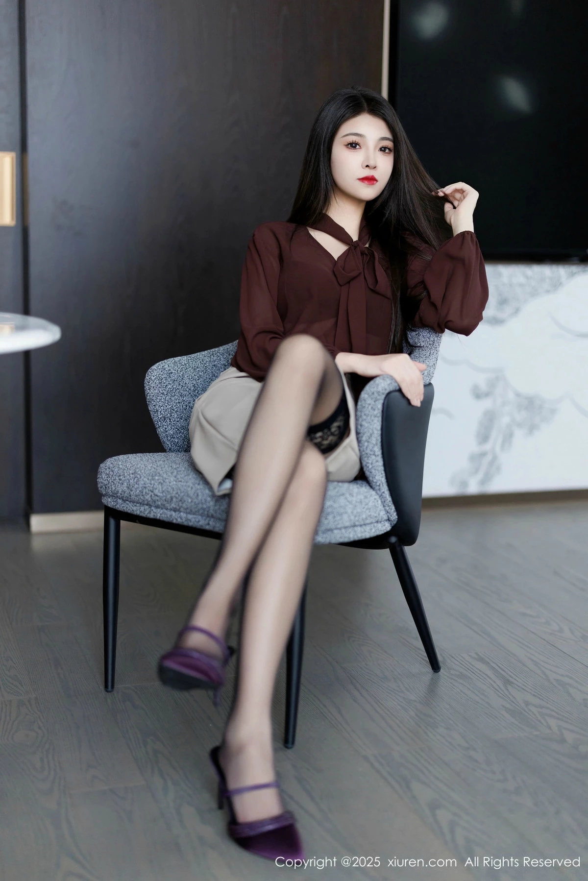 2kmn.vip_[XiuRen秀人网]No.9868_模特初梦瑶性感OL服饰露黑色内衣配黑丝袜秀完美身材诱惑写真83P