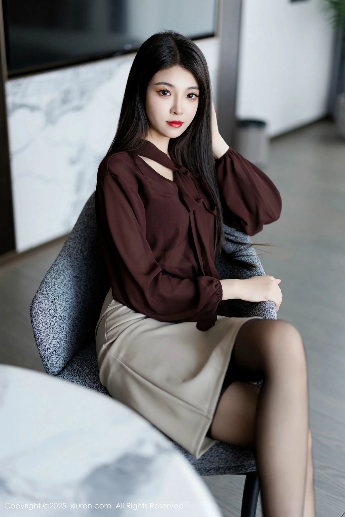 2kmn.vip_[XiuRen秀人网]No.9868_模特初梦瑶性感OL服饰露黑色内衣配黑丝袜秀完美身材诱惑写真83P