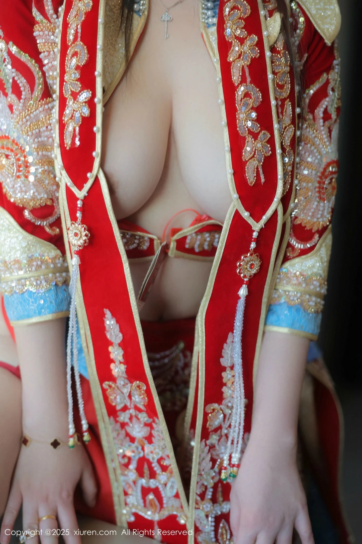 2kmn.vip_[XiuRen秀人网]No.9869_模特林若凡F性感红色新娘装配黑丝吊袜半脱秀丰腴身材诱惑写真76P