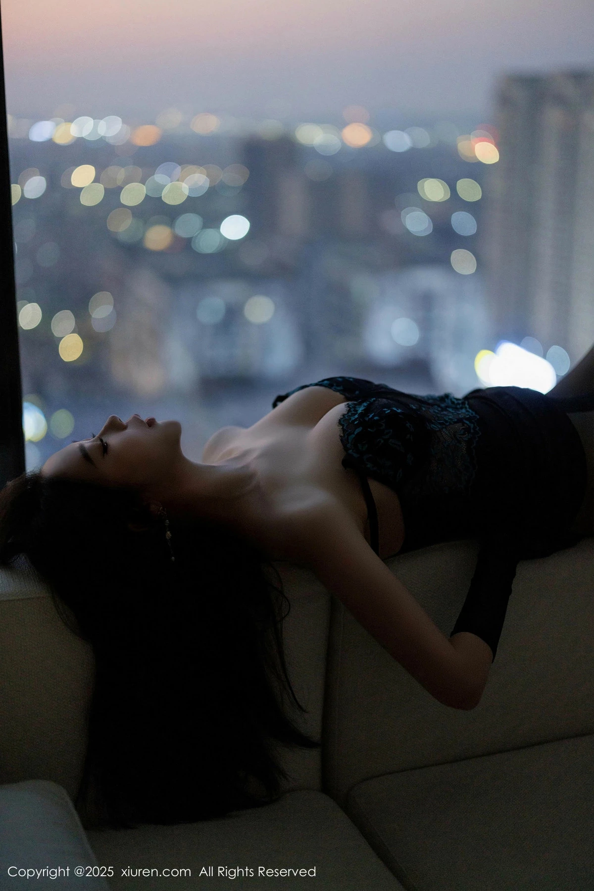 2kmn.vip_[XiuRen秀人网]No.9874_模特梦心玥性感黑色连衣短裙配超薄黑丝秀高挑曼妙身姿诱惑写真86P