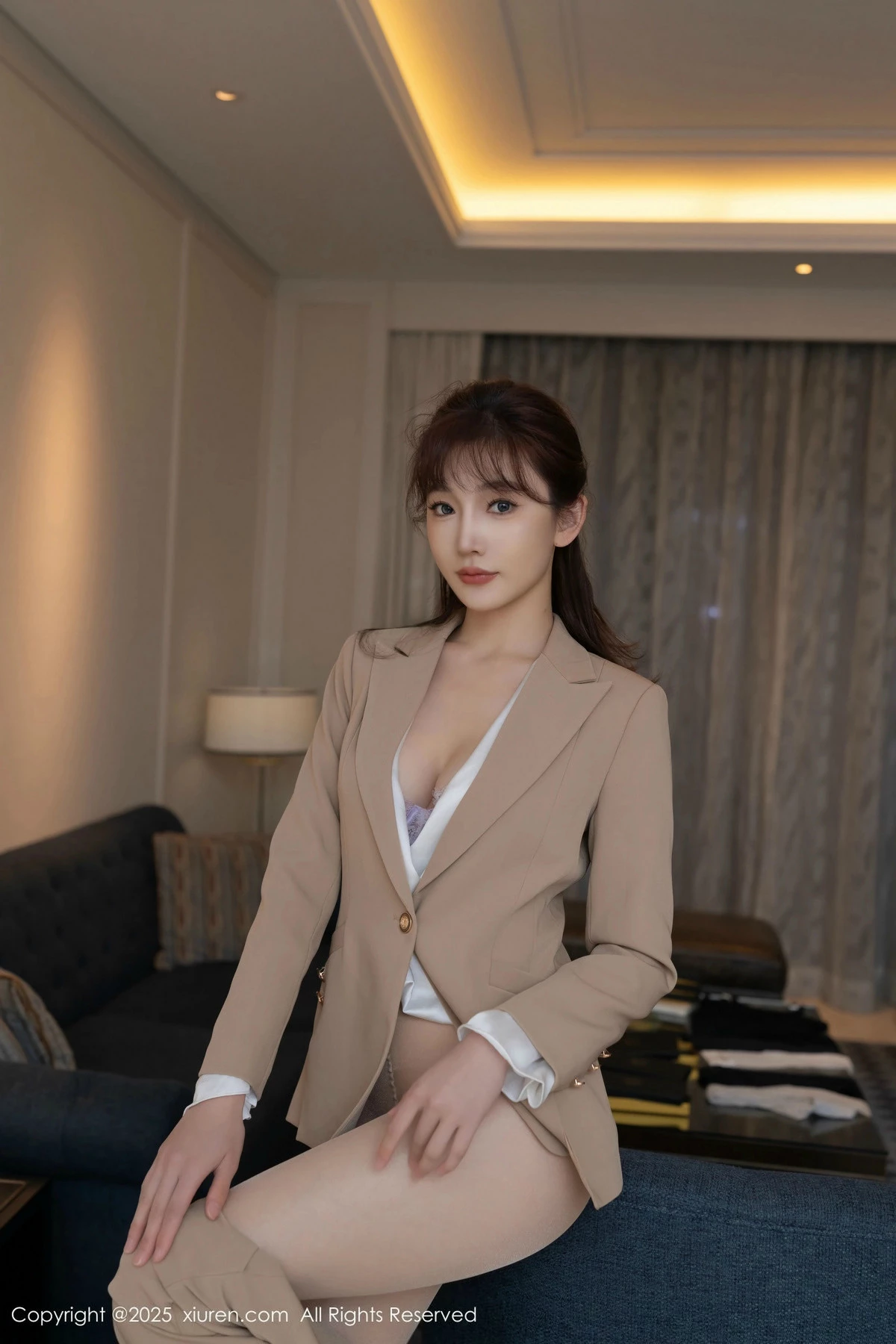 2kmn.vip_[XiuRen秀人网]No.9881_模特陆萱萱脱性感浅色西服露超薄肉丝秀柔美身姿迷人诱惑写真82P