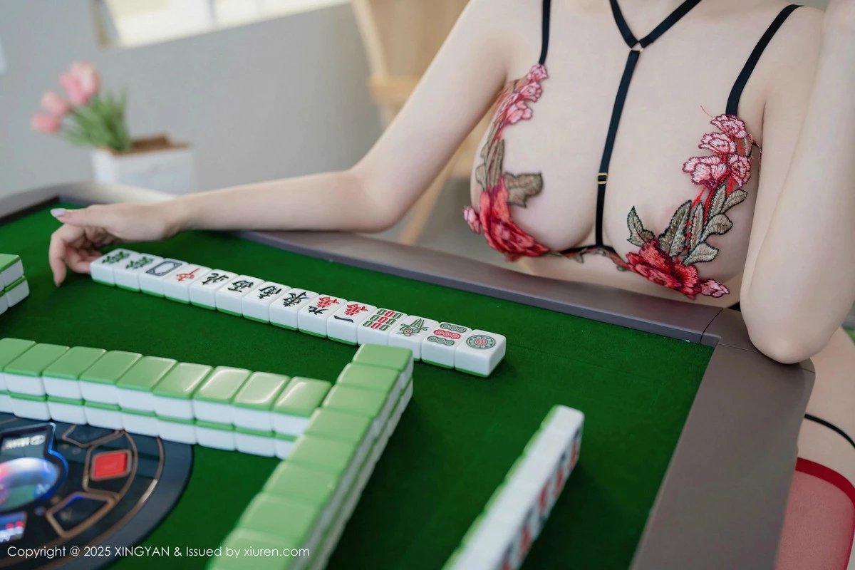 2kmn.vip_[XINGYAN星颜社]VOL.308_模特袁圆性感黑色情趣服饰配红丝吊袜秀曼妙身姿撩人诱惑写真72P