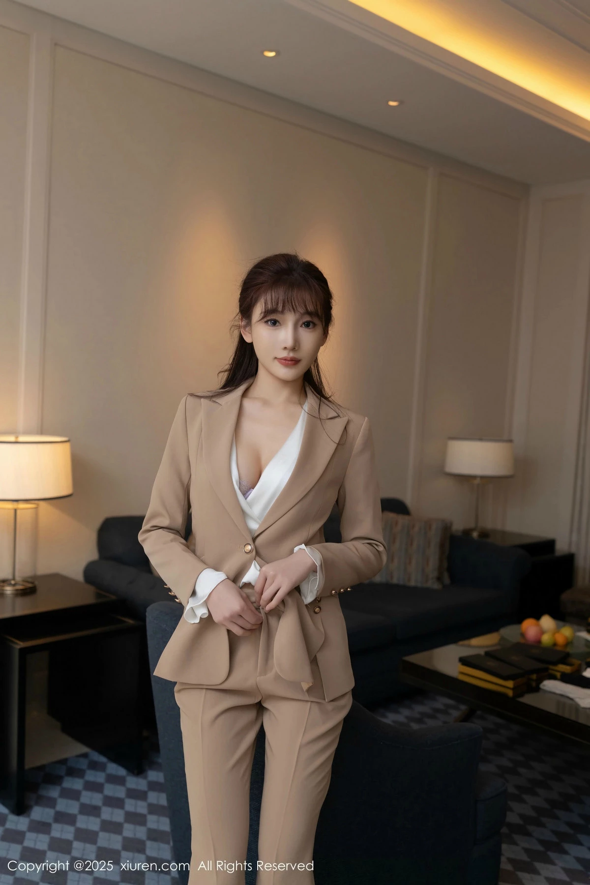 2kmn.vip_[XiuRen秀人网]No.9881_模特陆萱萱脱性感浅色西服露超薄肉丝秀柔美身姿迷人诱惑写真82P