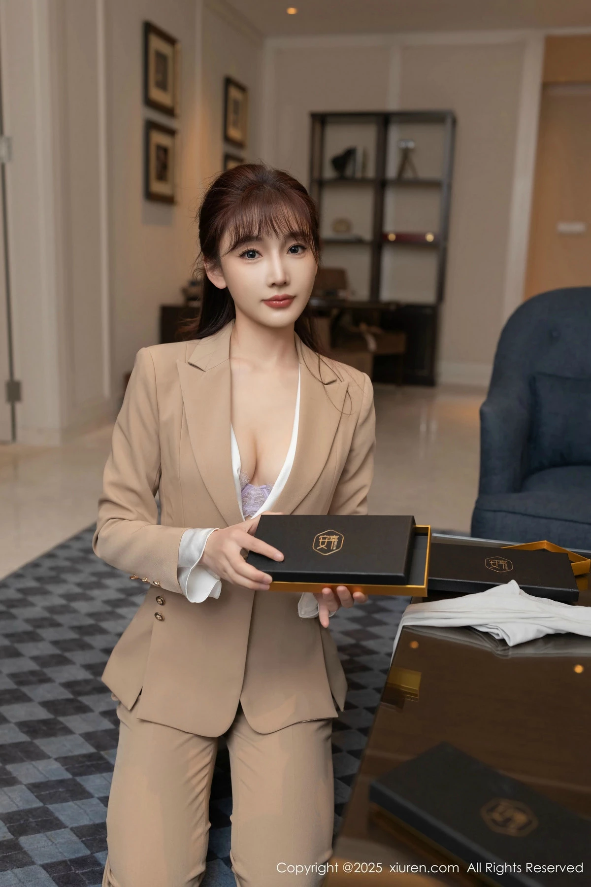 2kmn.vip_[XiuRen秀人网]No.9881_模特陆萱萱脱性感浅色西服露超薄肉丝秀柔美身姿迷人诱惑写真82P