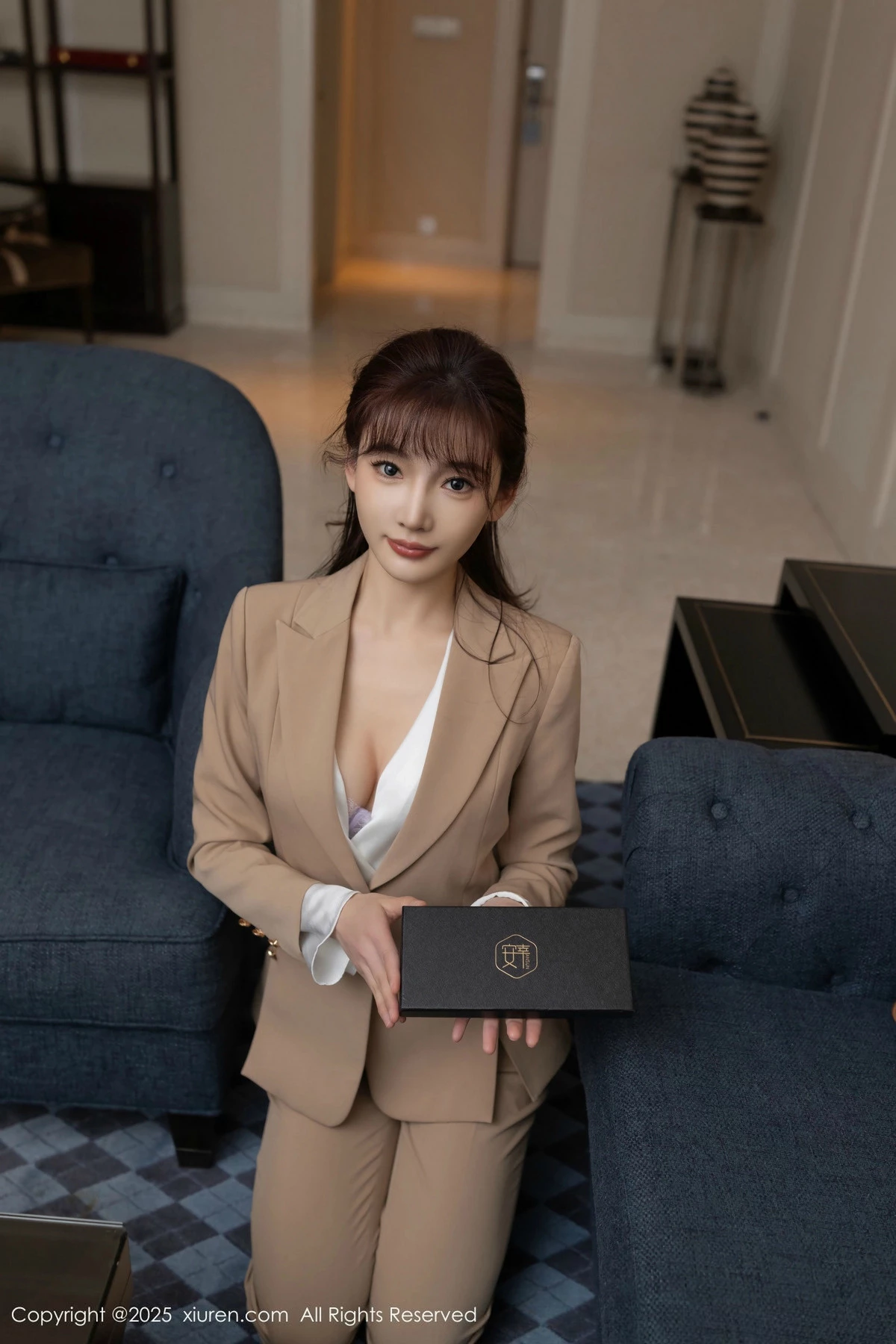 2kmn.vip_[XiuRen秀人网]No.9881_模特陆萱萱脱性感浅色西服露超薄肉丝秀柔美身姿迷人诱惑写真82P