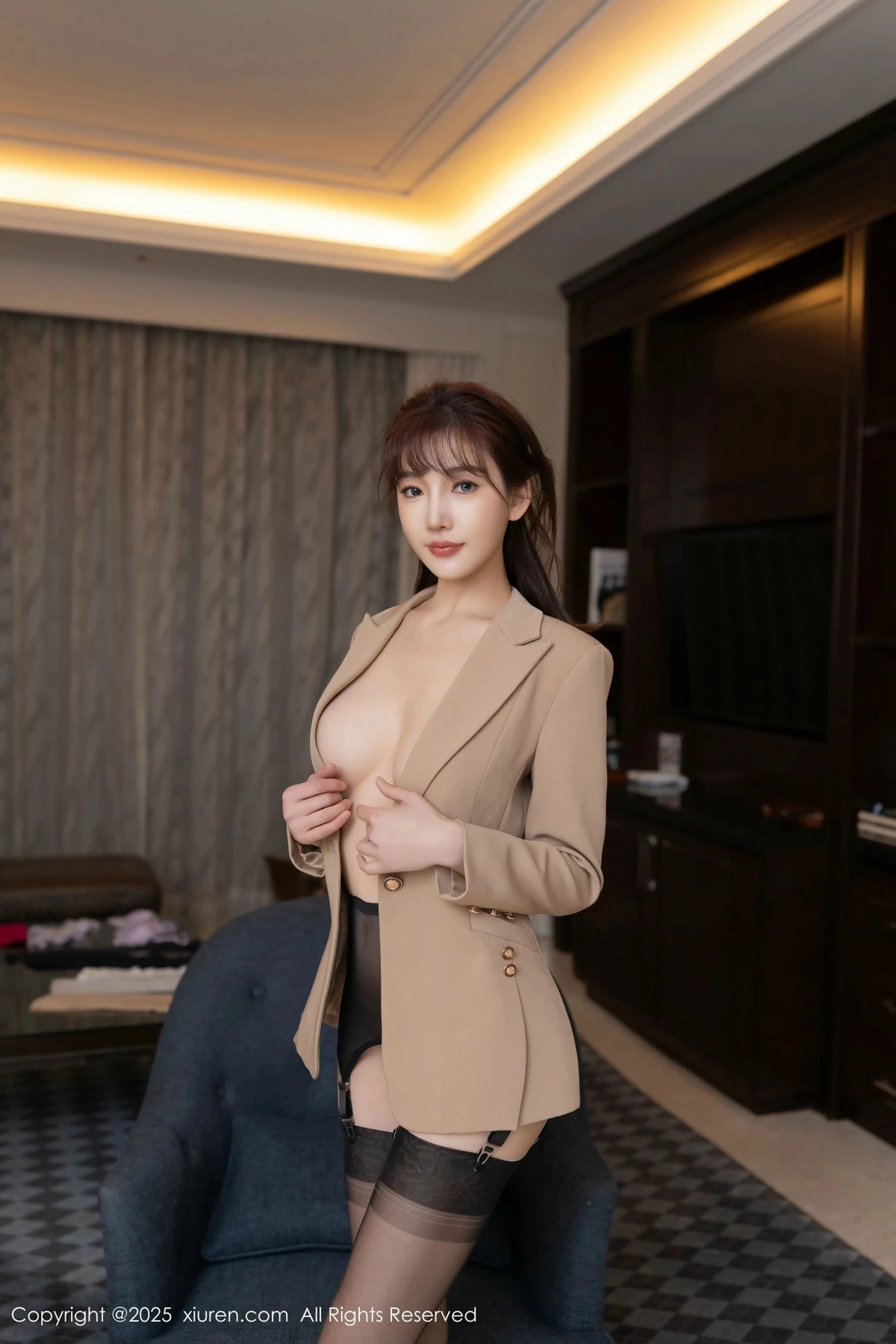 2kmn.vip_[XiuRen秀人网]No.9881_模特陆萱萱脱性感浅色西服露超薄肉丝秀柔美身姿迷人诱惑写真82P