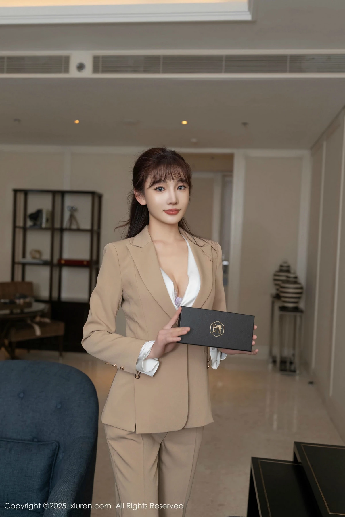 2kmn.vip_[XiuRen秀人网]No.9881_模特陆萱萱脱性感浅色西服露超薄肉丝秀柔美身姿迷人诱惑写真82P