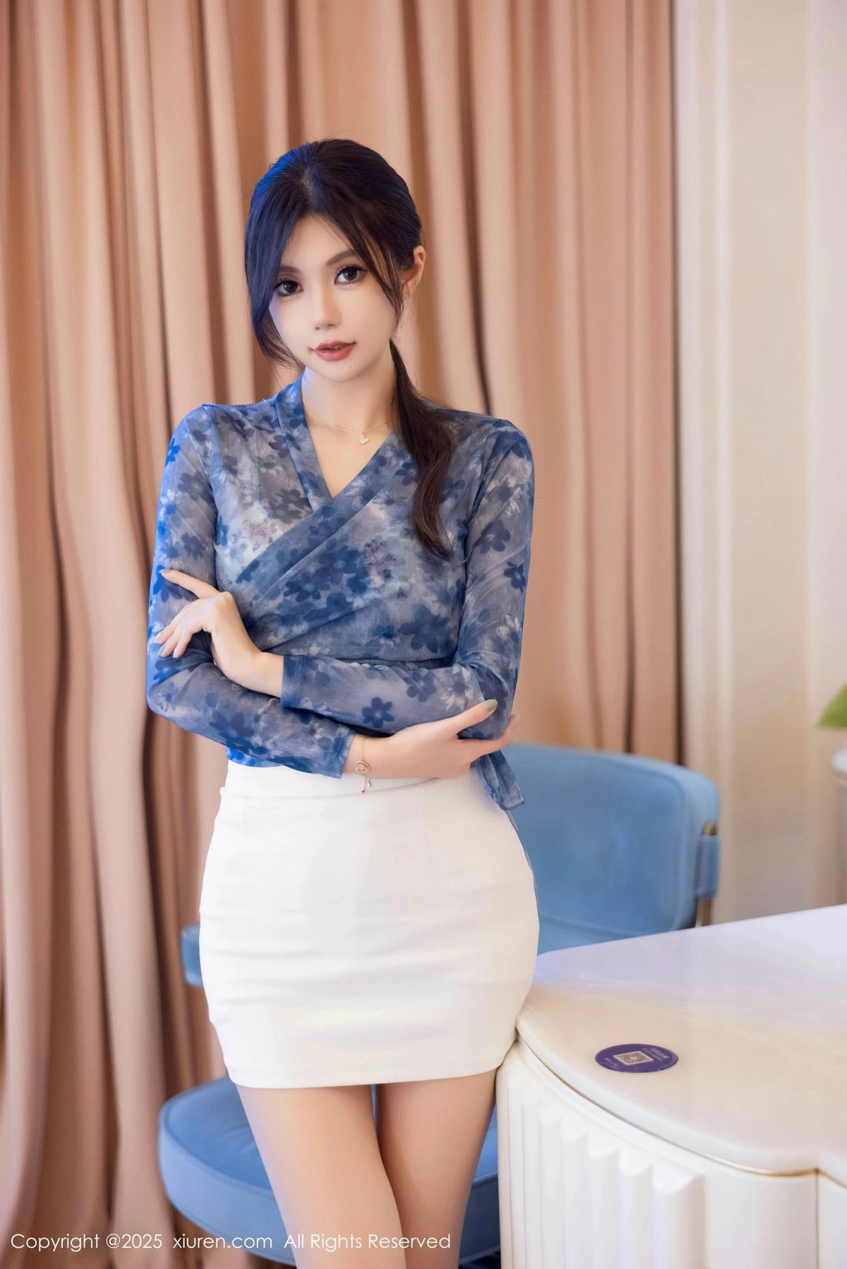 2kmn.vip_[XiuRen秀人网]No.9884_女神绮里嘉ula性感白色包臀裙配超薄肉丝秀曼妙身姿迷人诱惑写真90P