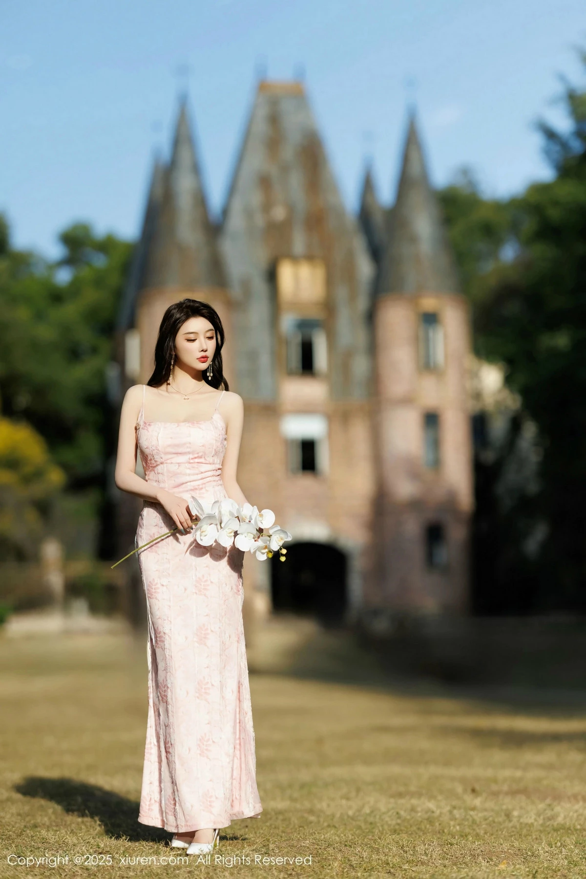 2kmn.vip_[XiuRen秀人网]No.9886_女神杨晨晨Yome粉色连衣裙+白色珍珠内衣秀丰腴身材诱惑写真81P