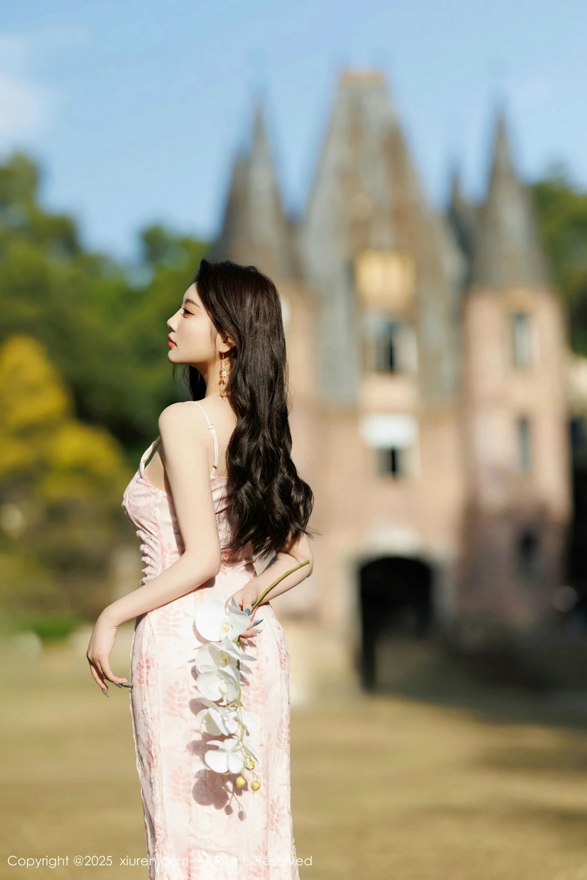 2kmn.vip_[XiuRen秀人网]No.9886_女神杨晨晨Yome粉色连衣裙+白色珍珠内衣秀丰腴身材诱惑写真81P