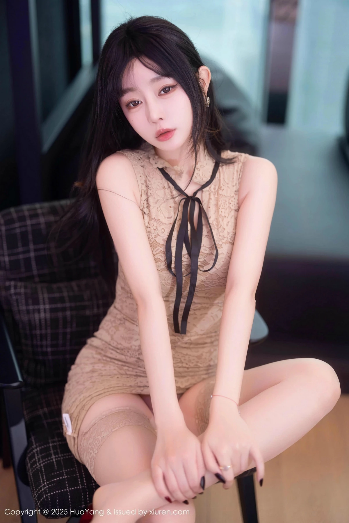 2kmn.vip_[HuaYang花漾]Vol.632_女神王雨纯浅色连衣短裙露蕾丝内衣配肉丝袜秀丰腴身材诱惑写真82P