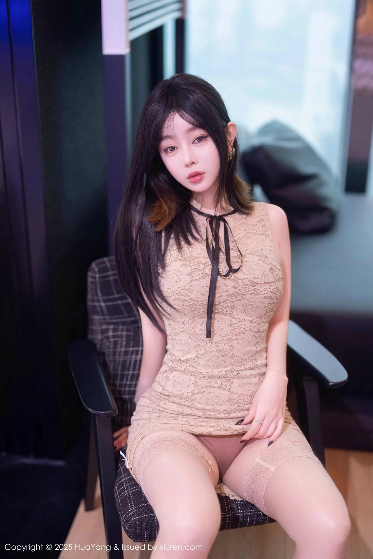 2kmn.vip_[HuaYang花漾]Vol.632_女神王雨纯浅色连衣短裙露蕾丝内衣配肉丝袜秀丰腴身材诱惑写真82P