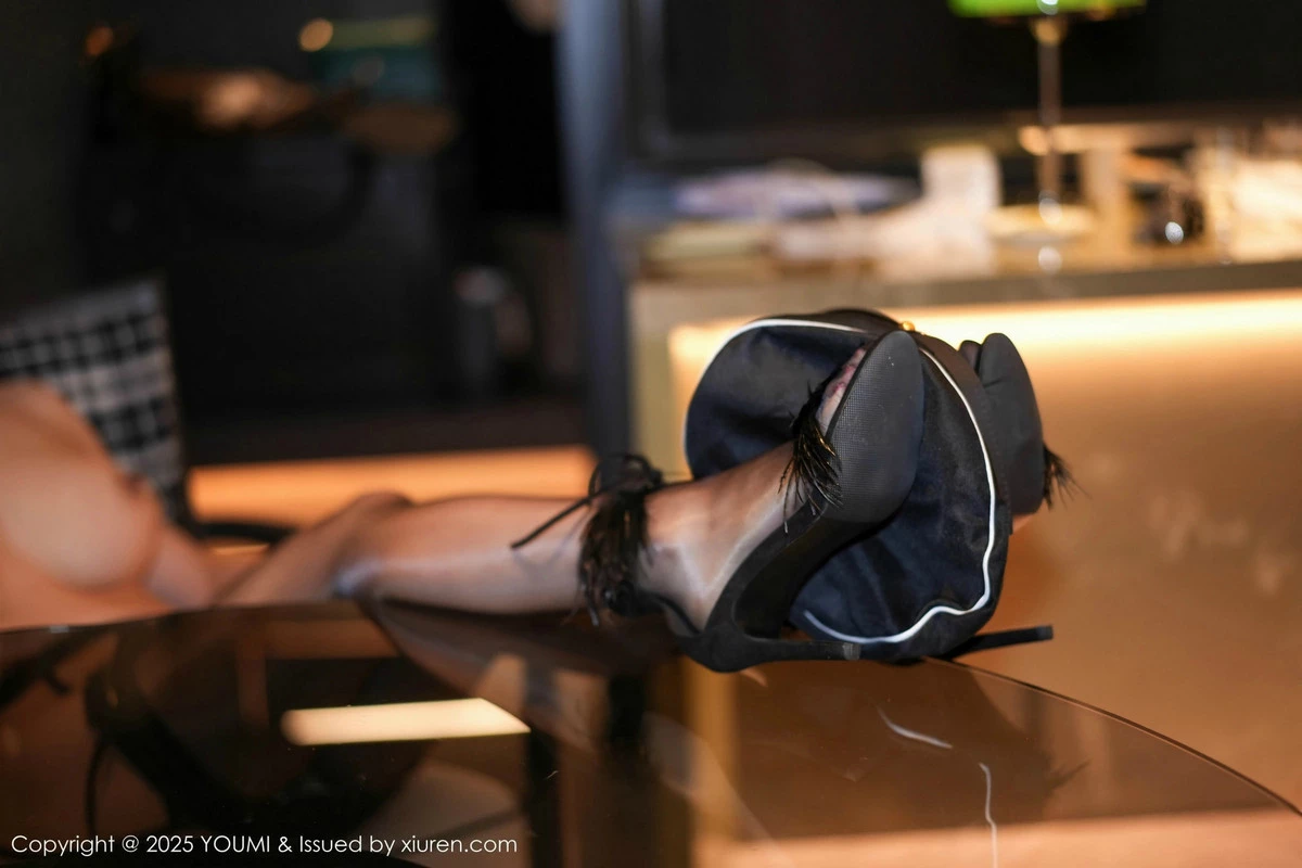 2kmn.vip_[YouMi尤蜜荟]Vol.1124_模特心妍小公主性感黑色情趣制服配黑丝吊袜秀凹凸身材诱惑写真53P