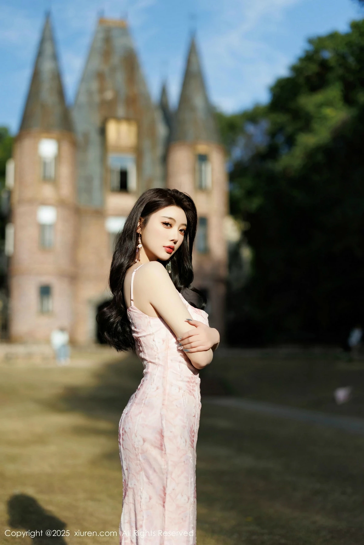 2kmn.vip_[XiuRen秀人网]No.9886_女神杨晨晨Yome粉色连衣裙+白色珍珠内衣秀丰腴身材诱惑写真81P