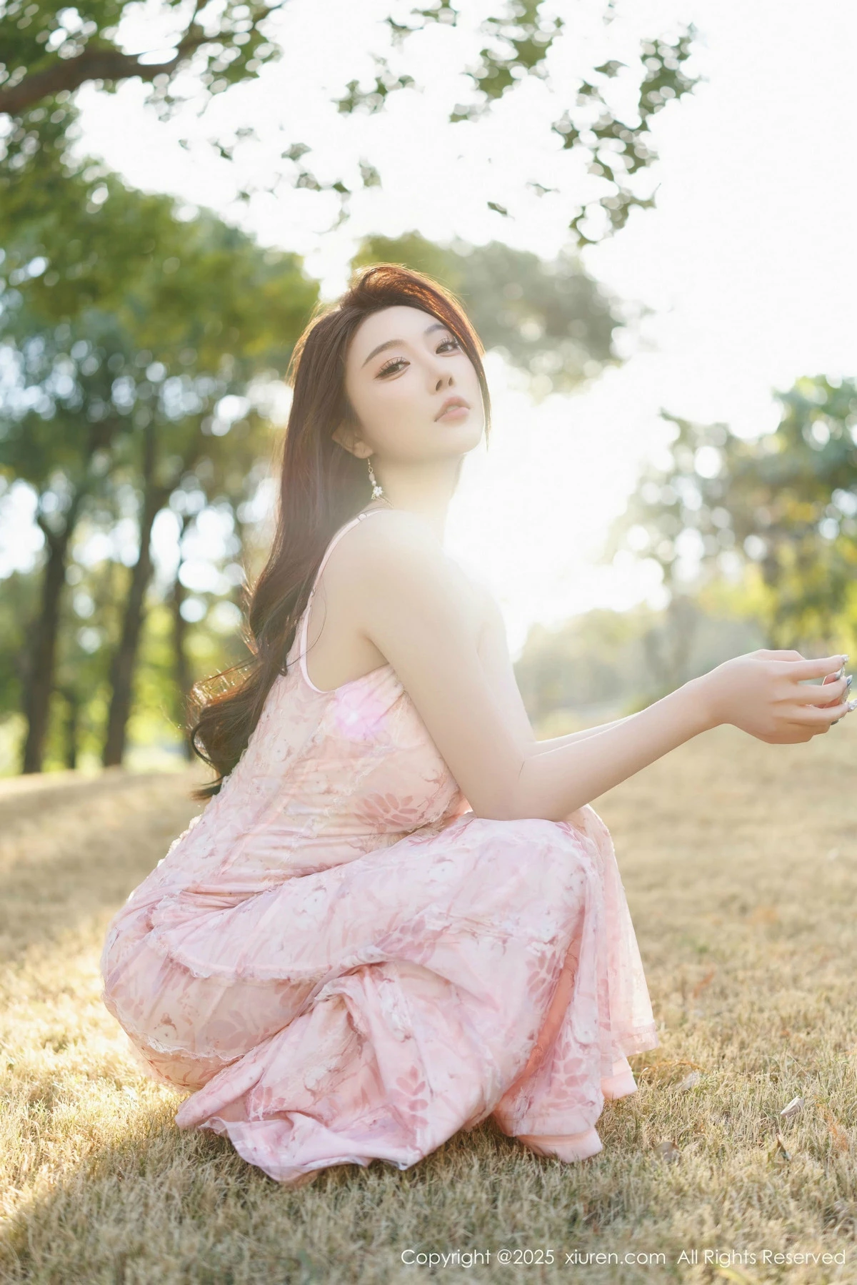 2kmn.vip_[XiuRen秀人网]No.9886_女神杨晨晨Yome粉色连衣裙+白色珍珠内衣秀丰腴身材诱惑写真81P