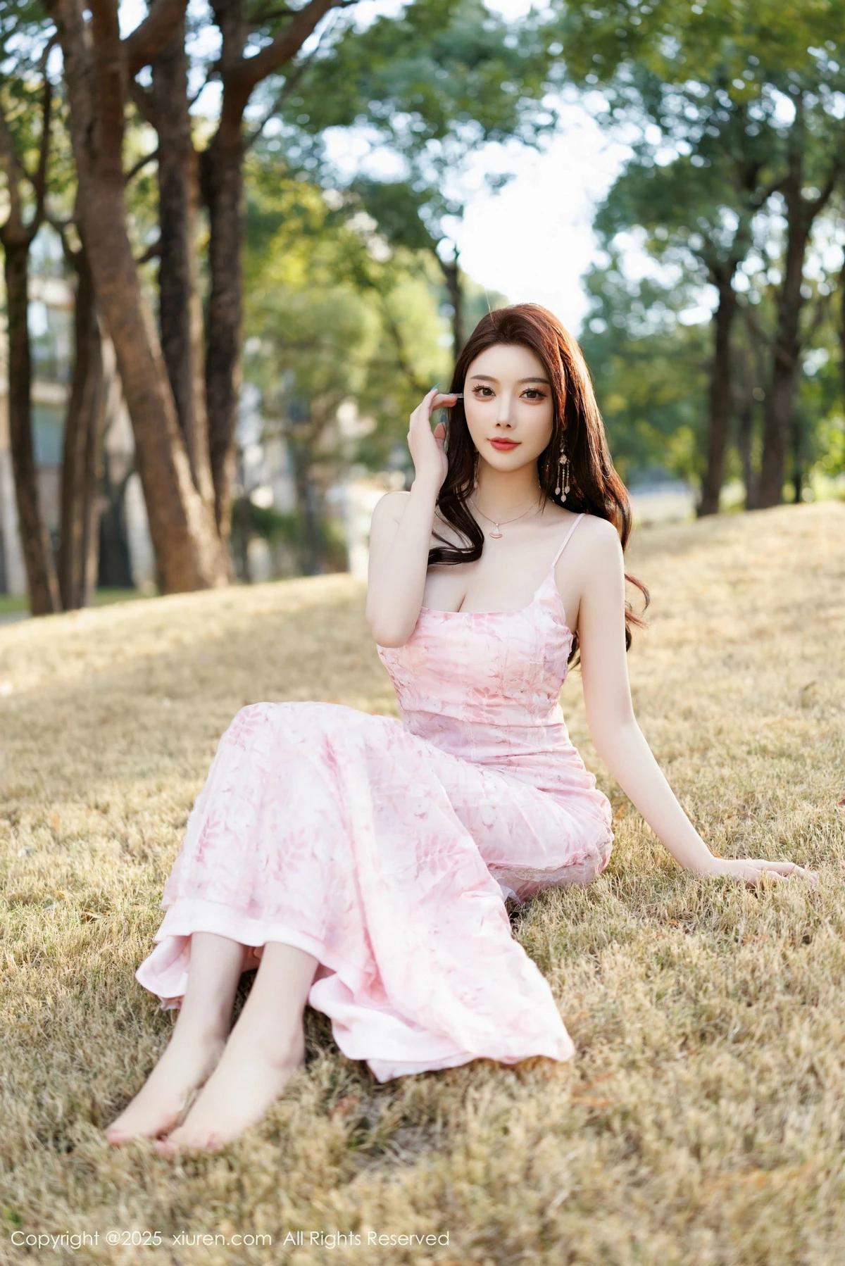 2kmn.vip_[XiuRen秀人网]No.9886_女神杨晨晨Yome粉色连衣裙+白色珍珠内衣秀丰腴身材诱惑写真81P