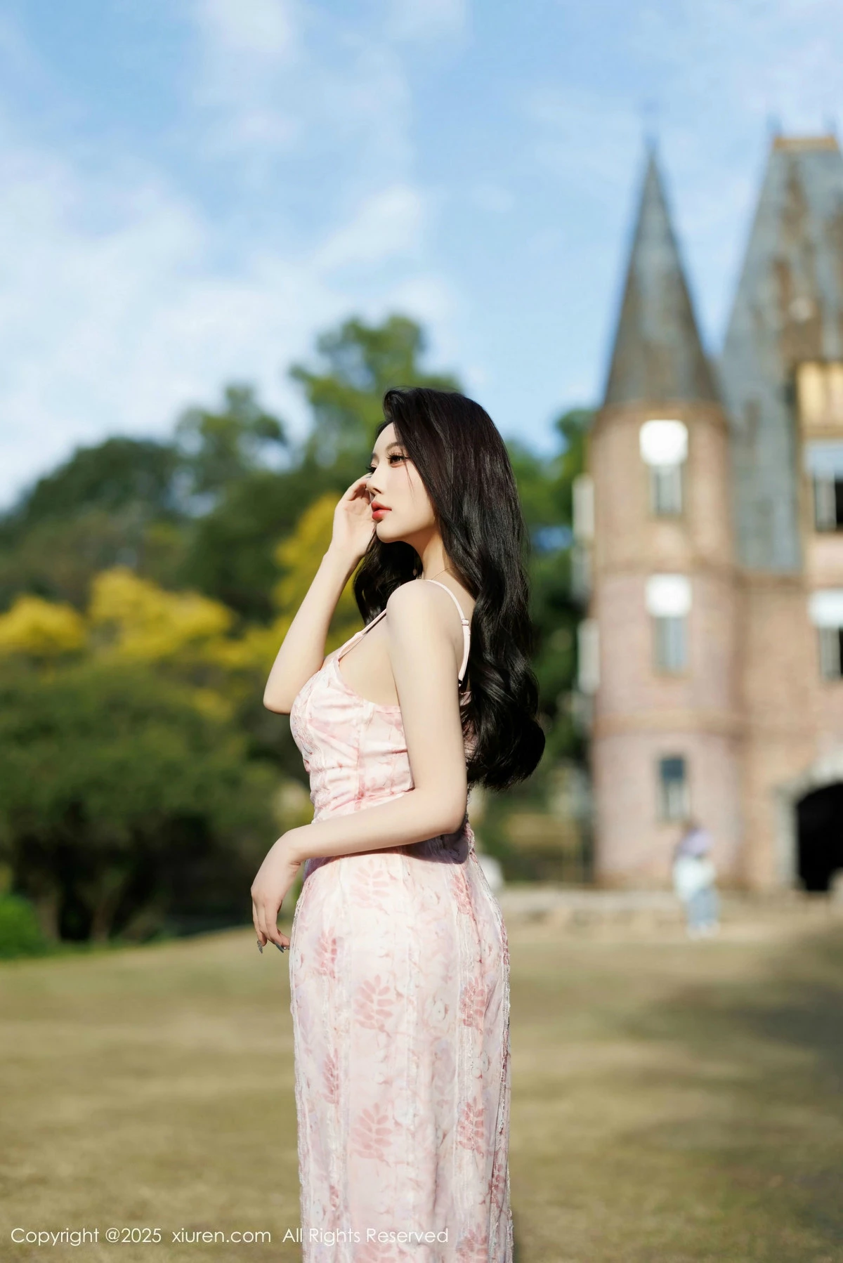 2kmn.vip_[XiuRen秀人网]No.9886_女神杨晨晨Yome粉色连衣裙+白色珍珠内衣秀丰腴身材诱惑写真81P