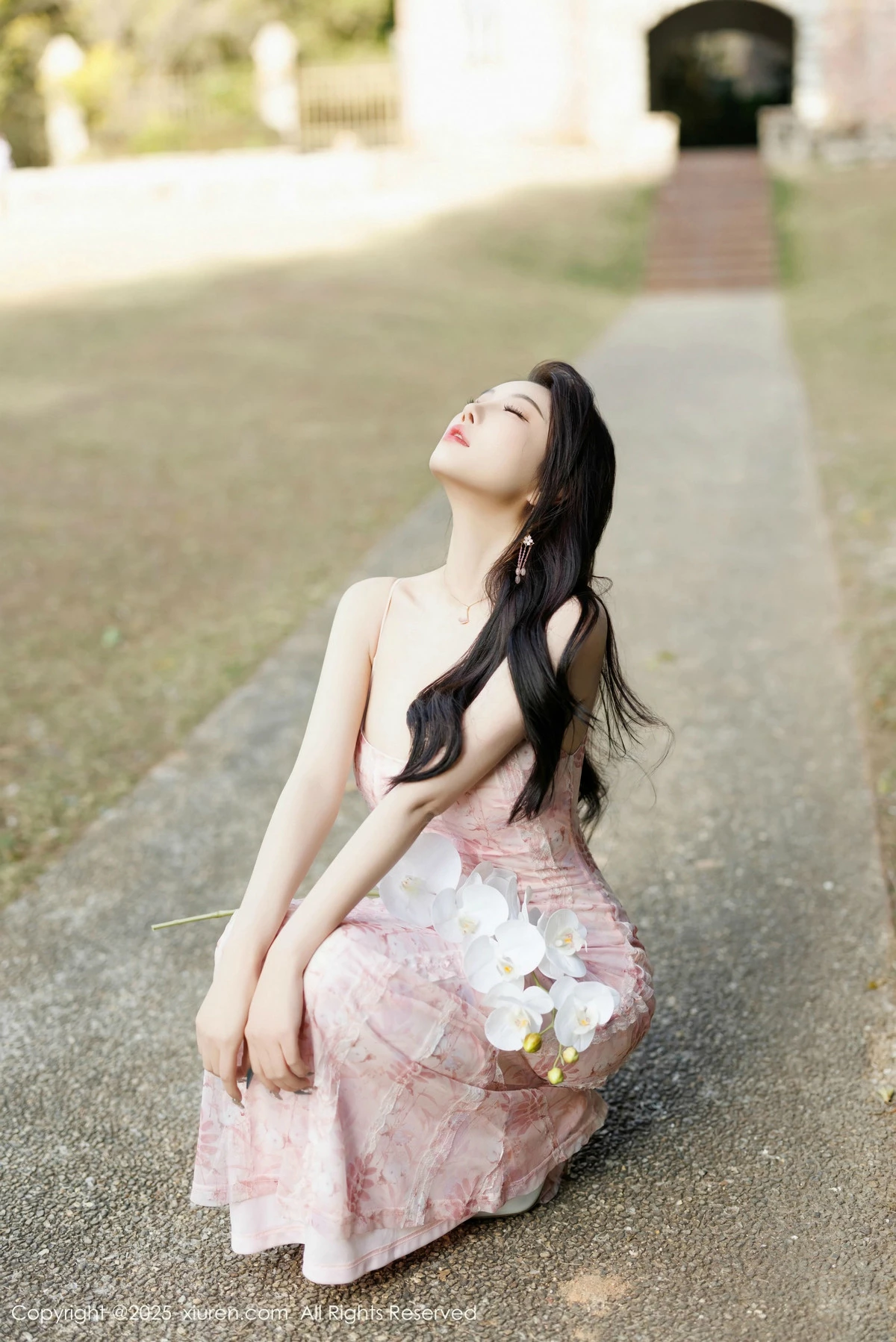 2kmn.vip_[XiuRen秀人网]No.9886_女神杨晨晨Yome粉色连衣裙+白色珍珠内衣秀丰腴身材诱惑写真81P