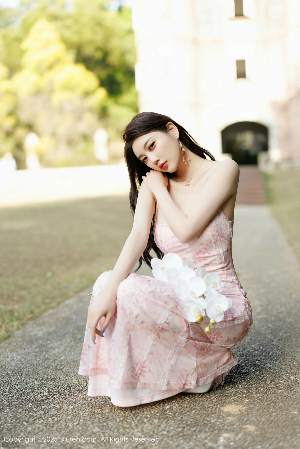 2kmn.vip_[XiuRen秀人网]No.9886_女神杨晨晨Yome粉色连衣裙+白色珍珠内衣秀丰腴身材诱惑写真81P