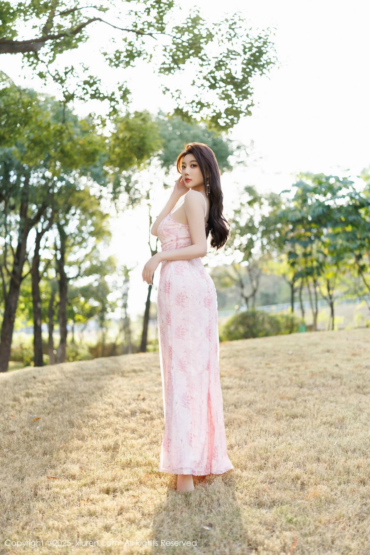 2kmn.vip_[XiuRen秀人网]No.9886_女神杨晨晨Yome粉色连衣裙+白色珍珠内衣秀丰腴身材诱惑写真81P