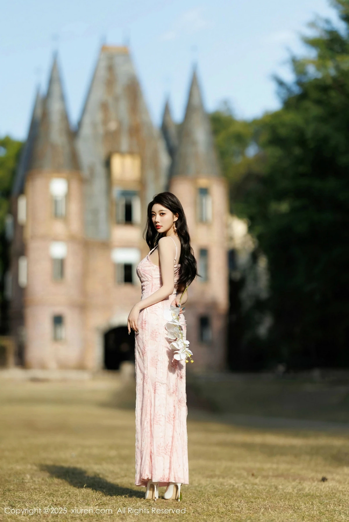 2kmn.vip_[XiuRen秀人网]No.9886_女神杨晨晨Yome粉色连衣裙+白色珍珠内衣秀丰腴身材诱惑写真81P