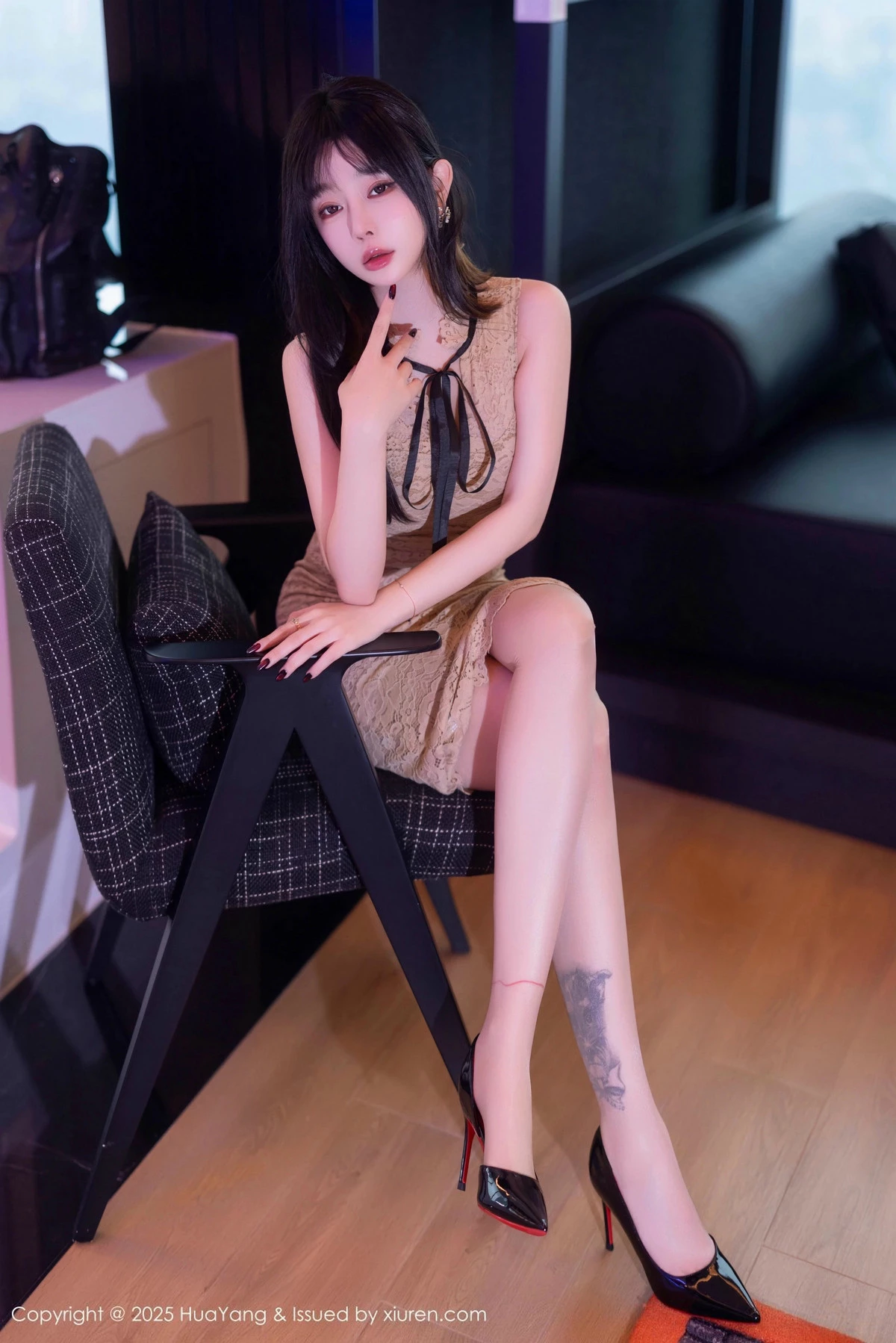 2kmn.vip_[HuaYang花漾]Vol.632_女神王雨纯浅色连衣短裙露蕾丝内衣配肉丝袜秀丰腴身材诱惑写真82P