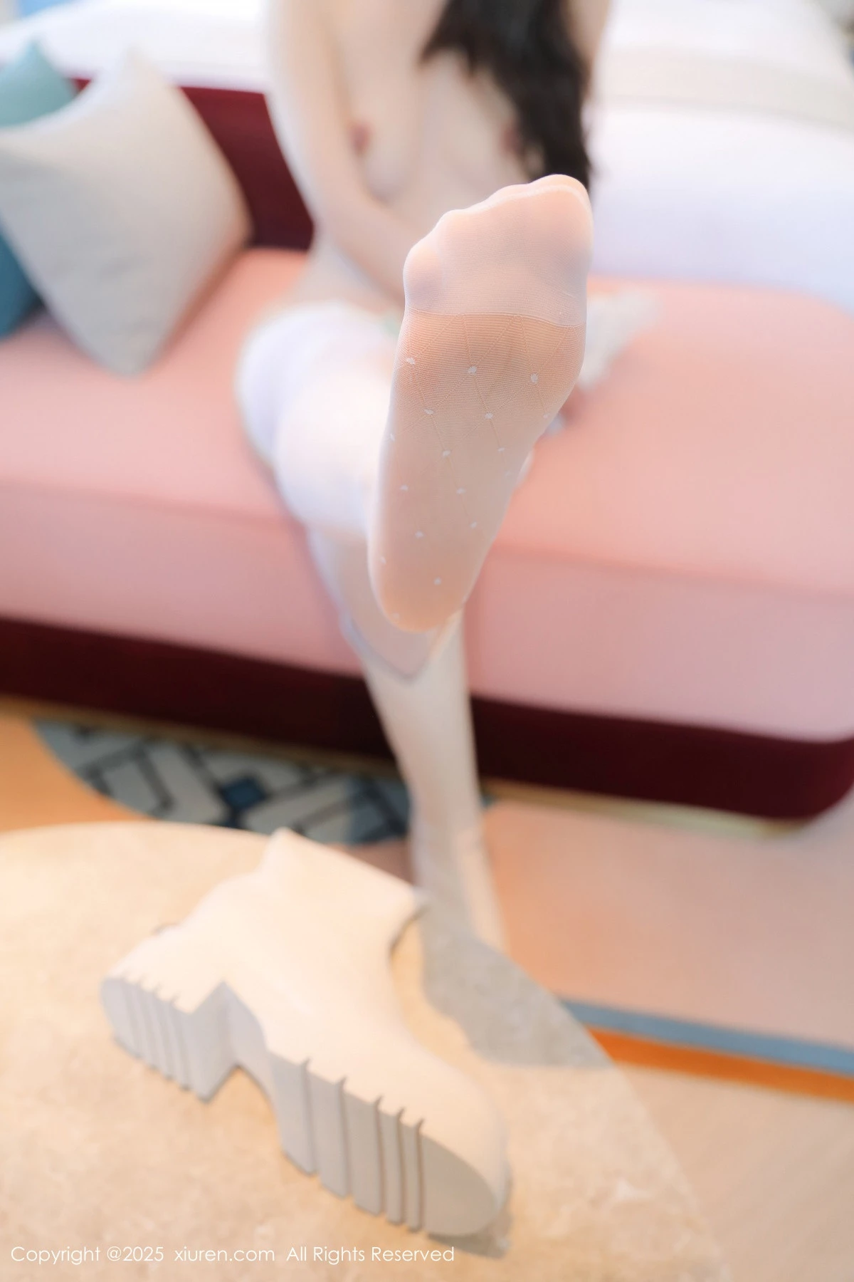 2kmn.vip_[XiuRen秀人网]No.9887_模特桃妖夭性感白色蕾丝内衣配白色丝袜秀曼妙身姿惹火诱惑写真97P