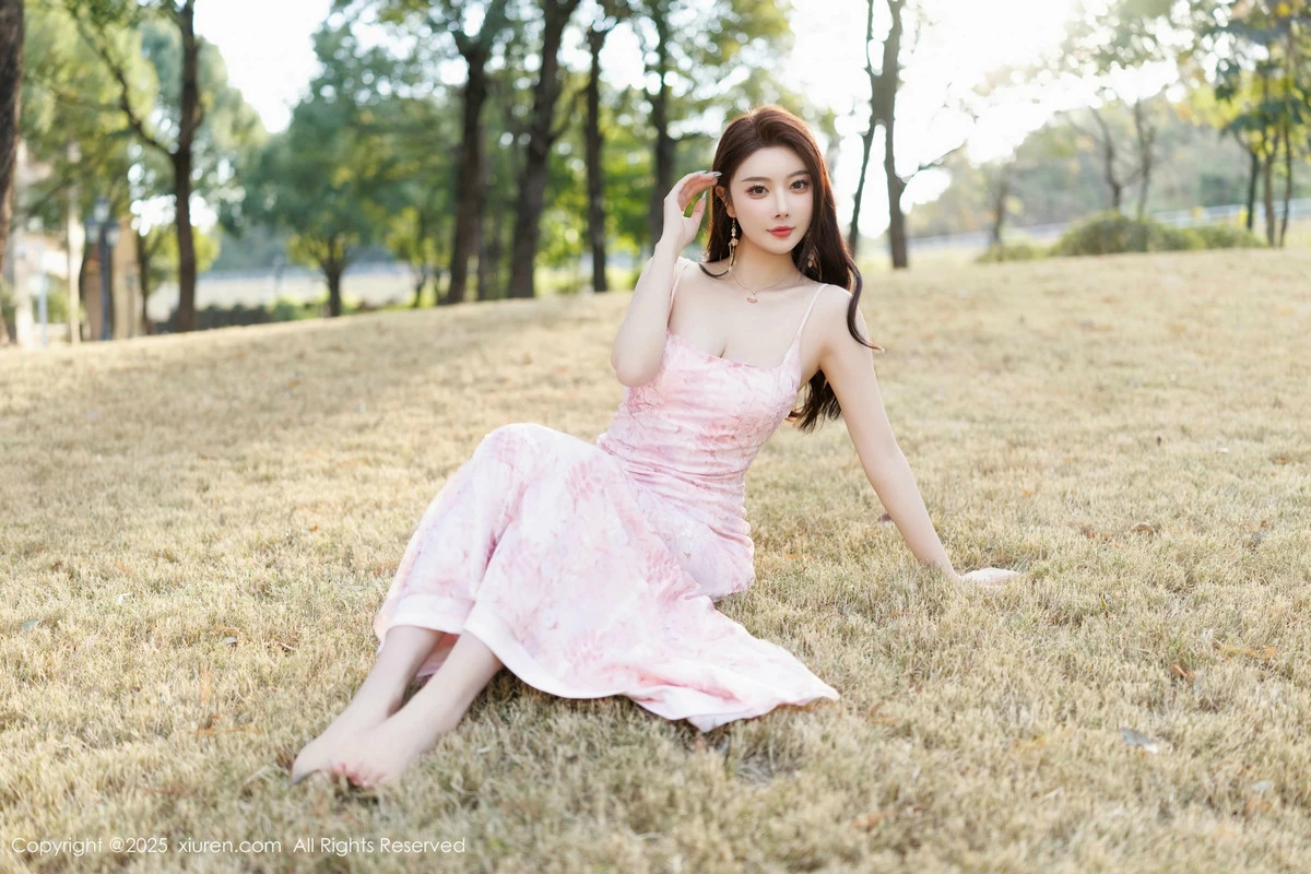 2kmn.vip_[XiuRen秀人网]No.9886_女神杨晨晨Yome粉色连衣裙+白色珍珠内衣秀丰腴身材诱惑写真81P