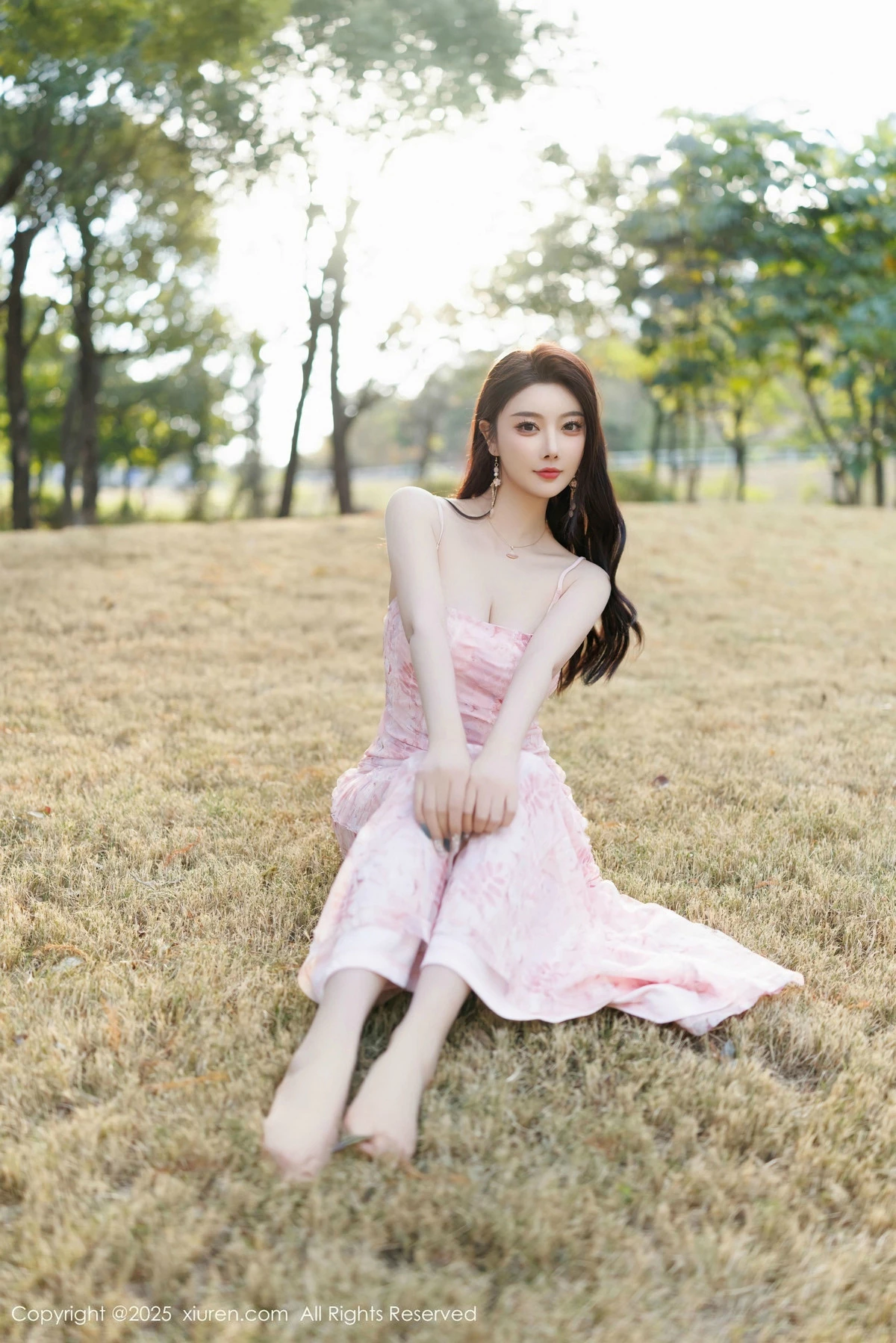 2kmn.vip_[XiuRen秀人网]No.9886_女神杨晨晨Yome粉色连衣裙+白色珍珠内衣秀丰腴身材诱惑写真81P