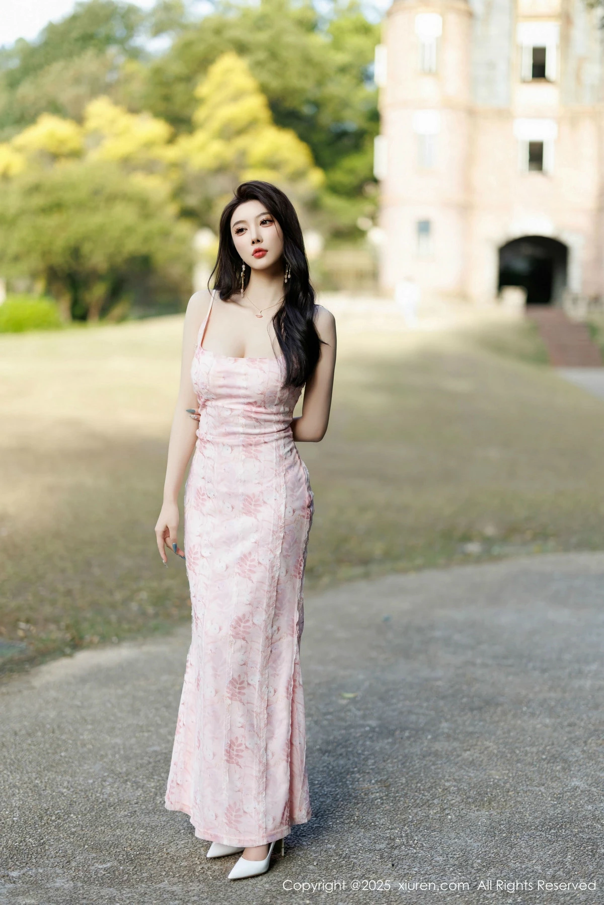 2kmn.vip_[XiuRen秀人网]No.9886_女神杨晨晨Yome粉色连衣裙+白色珍珠内衣秀丰腴身材诱惑写真81P