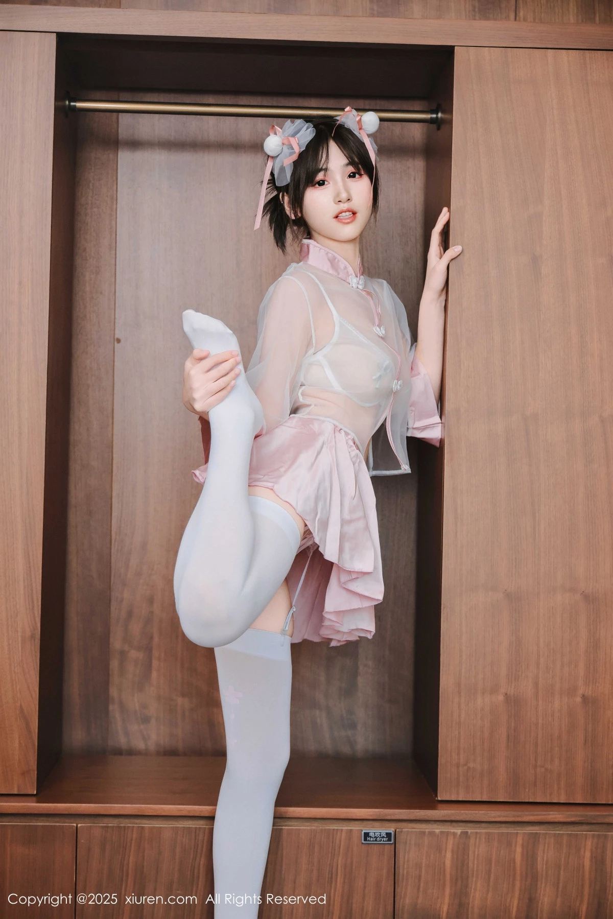 2kmn.vip_[XiuRen秀人网]No.9763_模特奶芙乔乔性感粉色情趣内衣配白丝吊袜秀凹凸身材诱惑写真68P