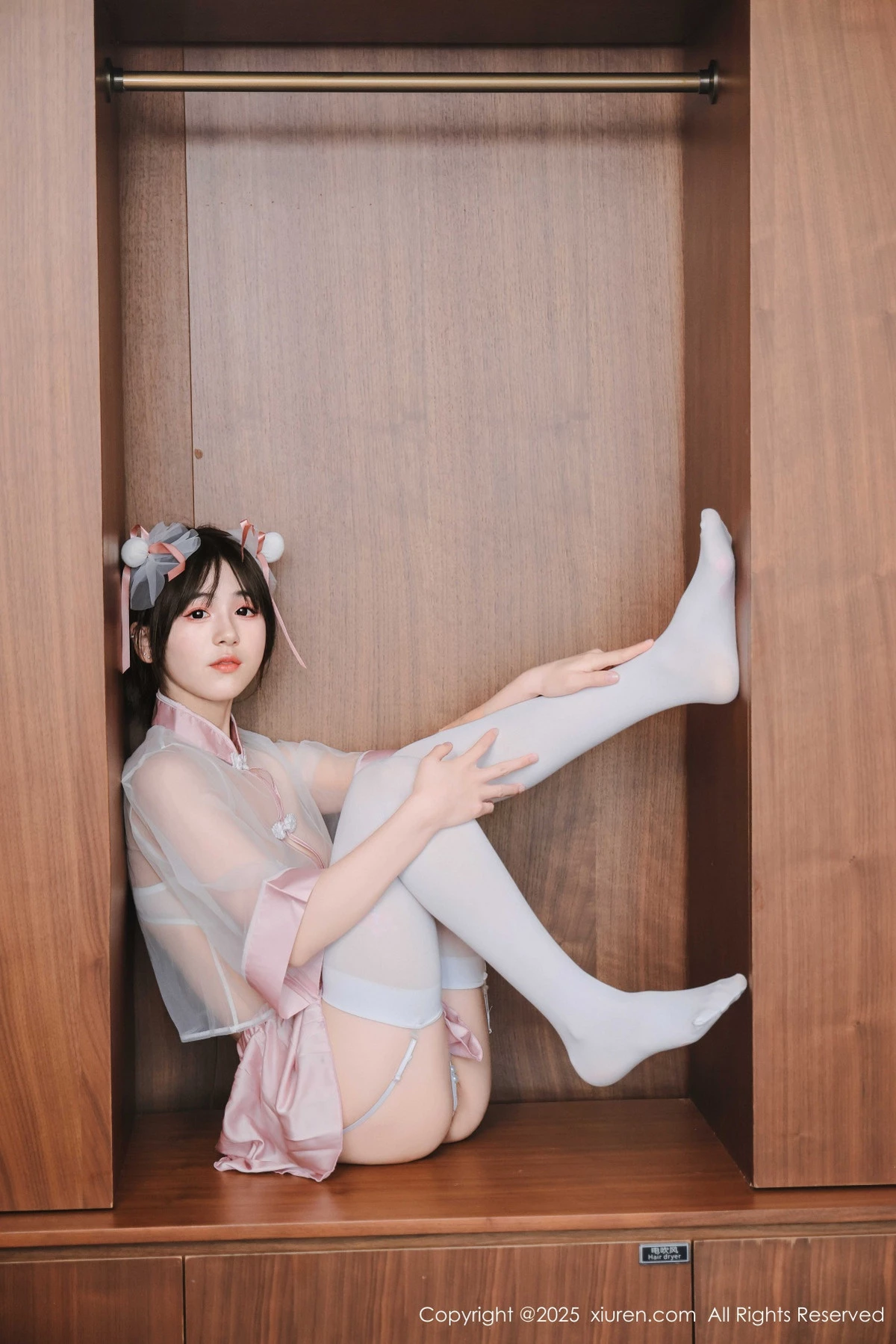 2kmn.vip_[XiuRen秀人网]No.9763_模特奶芙乔乔性感粉色情趣内衣配白丝吊袜秀凹凸身材诱惑写真68P