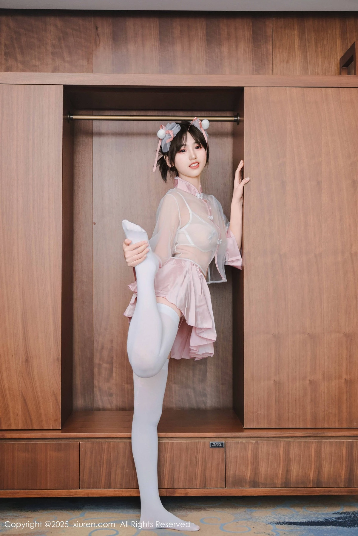 2kmn.vip_[XiuRen秀人网]No.9763_模特奶芙乔乔性感粉色情趣内衣配白丝吊袜秀凹凸身材诱惑写真68P