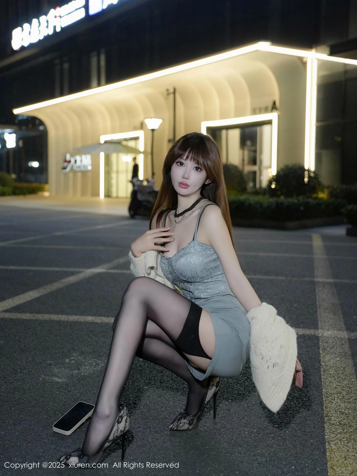 2kmn.vip_[XiuRen秀人网]No.9765_模特李金金蓝色吊带裙露黑色内衣配黑丝吊袜秀凹凸身材诱惑写真74P