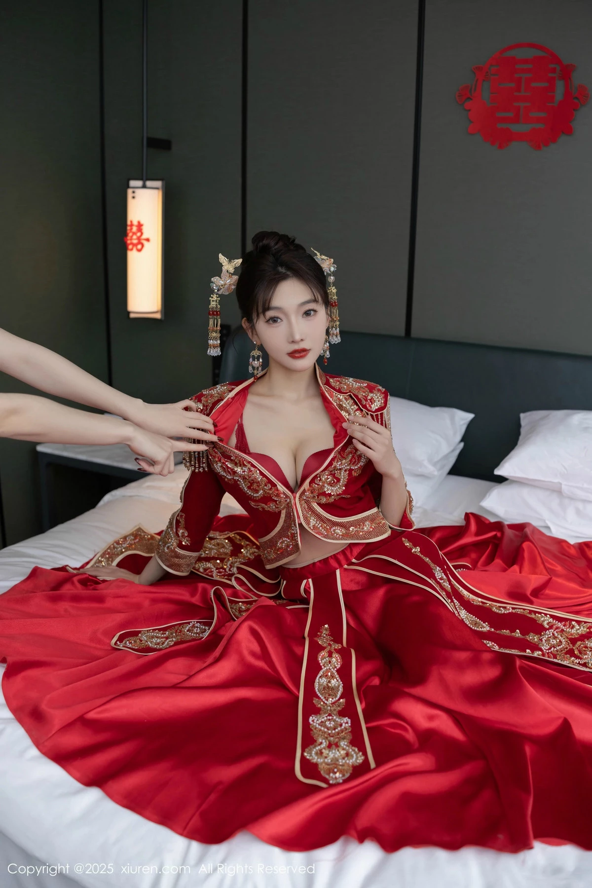 2kmn.vip_[XiuRen秀人网]No.9770_模特陆萱萱性感新娘装露红色内衣配超薄肉丝秀柔美身材诱惑写真82P