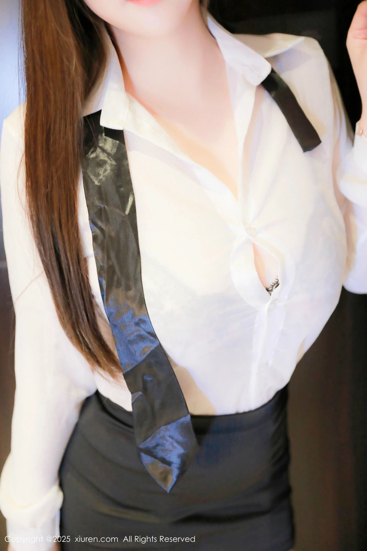 2kmn.vip_[XiuRen秀人网]No.9768_模特小肉肉咪性感白色OL服饰配黑丝吊袜秀丰满身材惹火诱惑写真84P