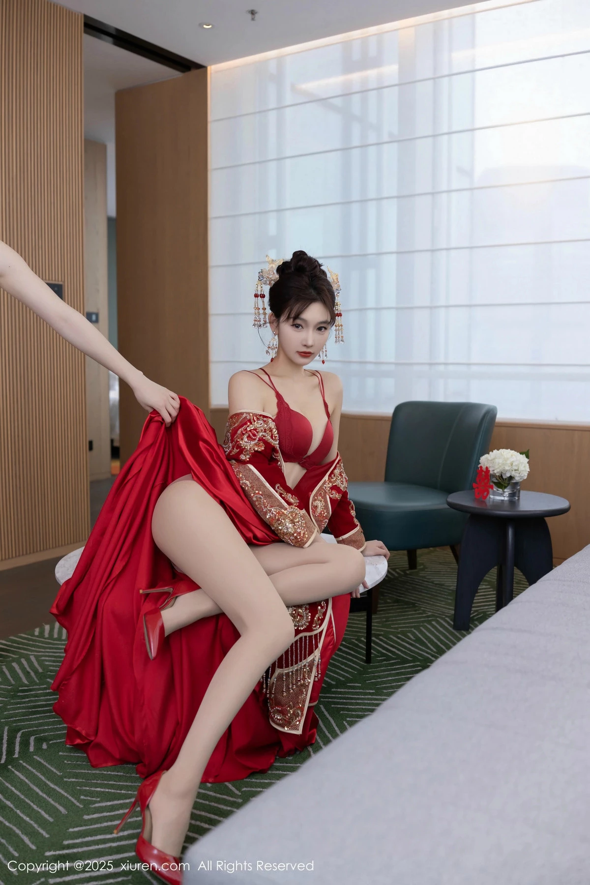 2kmn.vip_[XiuRen秀人网]No.9770_模特陆萱萱性感新娘装露红色内衣配超薄肉丝秀柔美身材诱惑写真82P