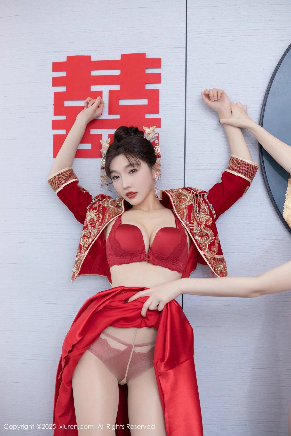 2kmn.vip_[XiuRen秀人网]No.9770_模特陆萱萱性感新娘装露红色内衣配超薄肉丝秀柔美身材诱惑写真82P