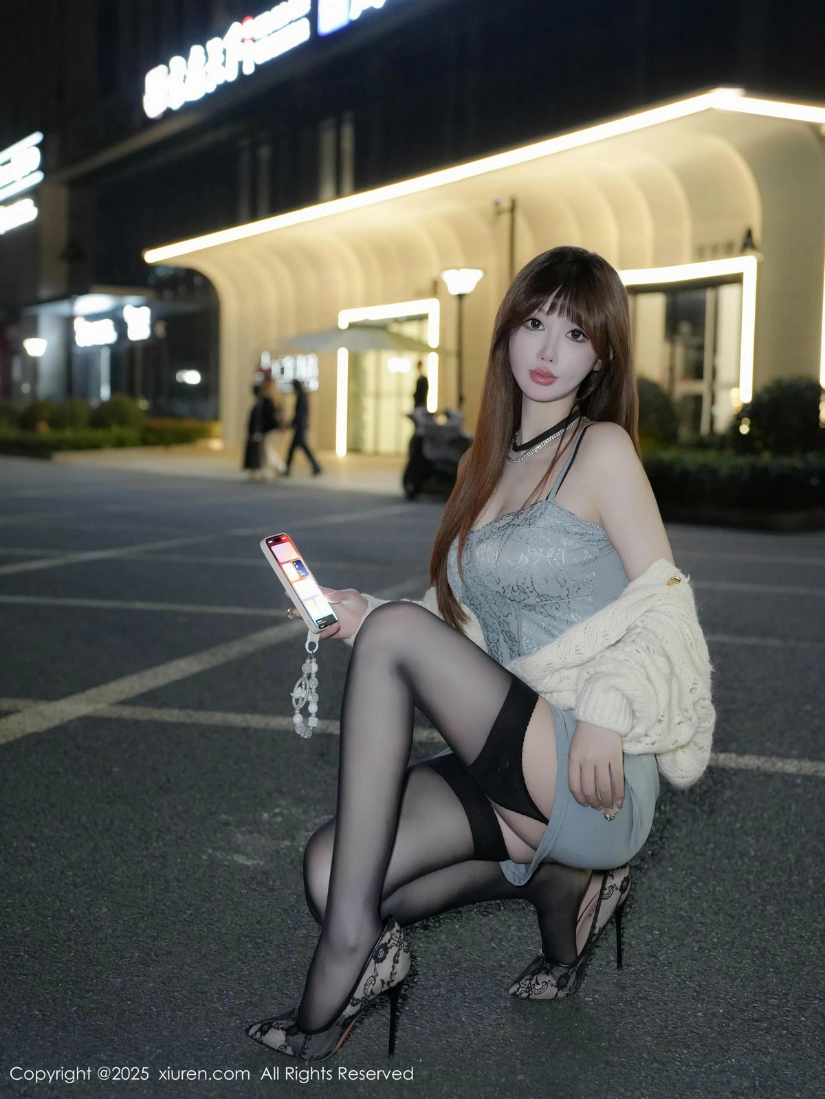 2kmn.vip_[XiuRen秀人网]No.9765_模特李金金蓝色吊带裙露黑色内衣配黑丝吊袜秀凹凸身材诱惑写真74P