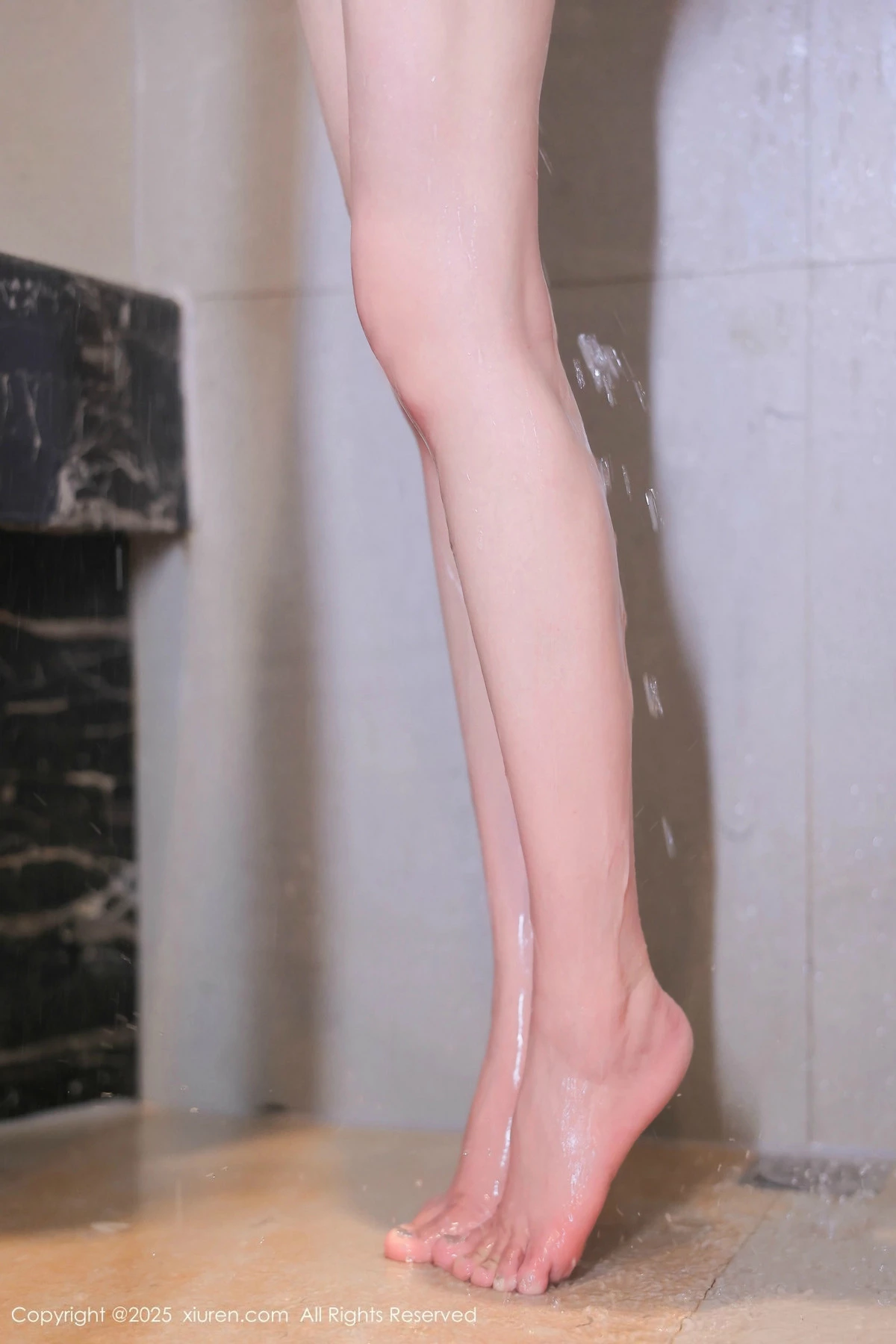 2kmn.vip_[XiuRen秀人网]No.9766_模特爱酱里浴室场景性感白色T配白丝袜半脱秀惹火身材诱惑写真81P