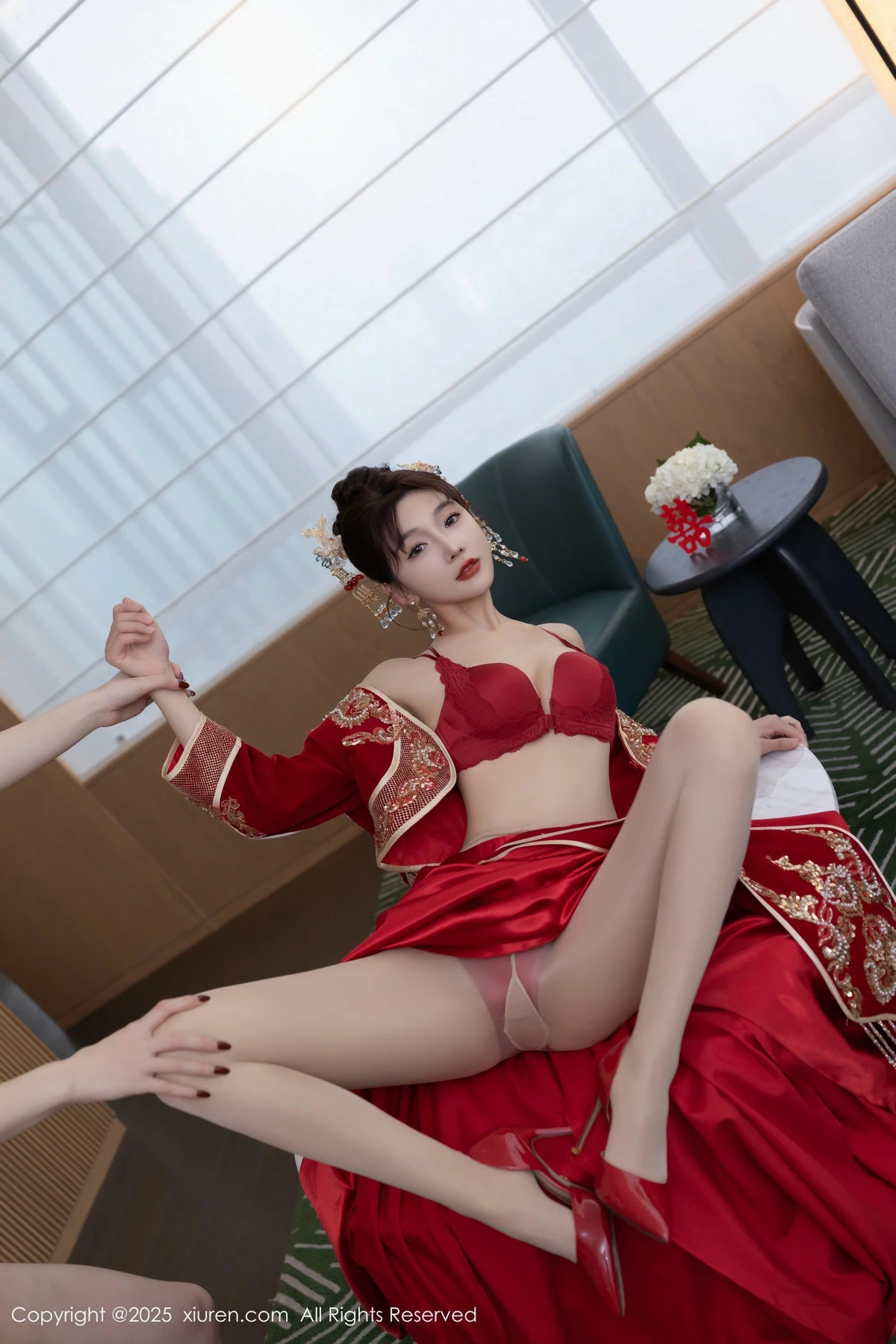 2kmn.vip_[XiuRen秀人网]No.9770_模特陆萱萱性感新娘装露红色内衣配超薄肉丝秀柔美身材诱惑写真82P